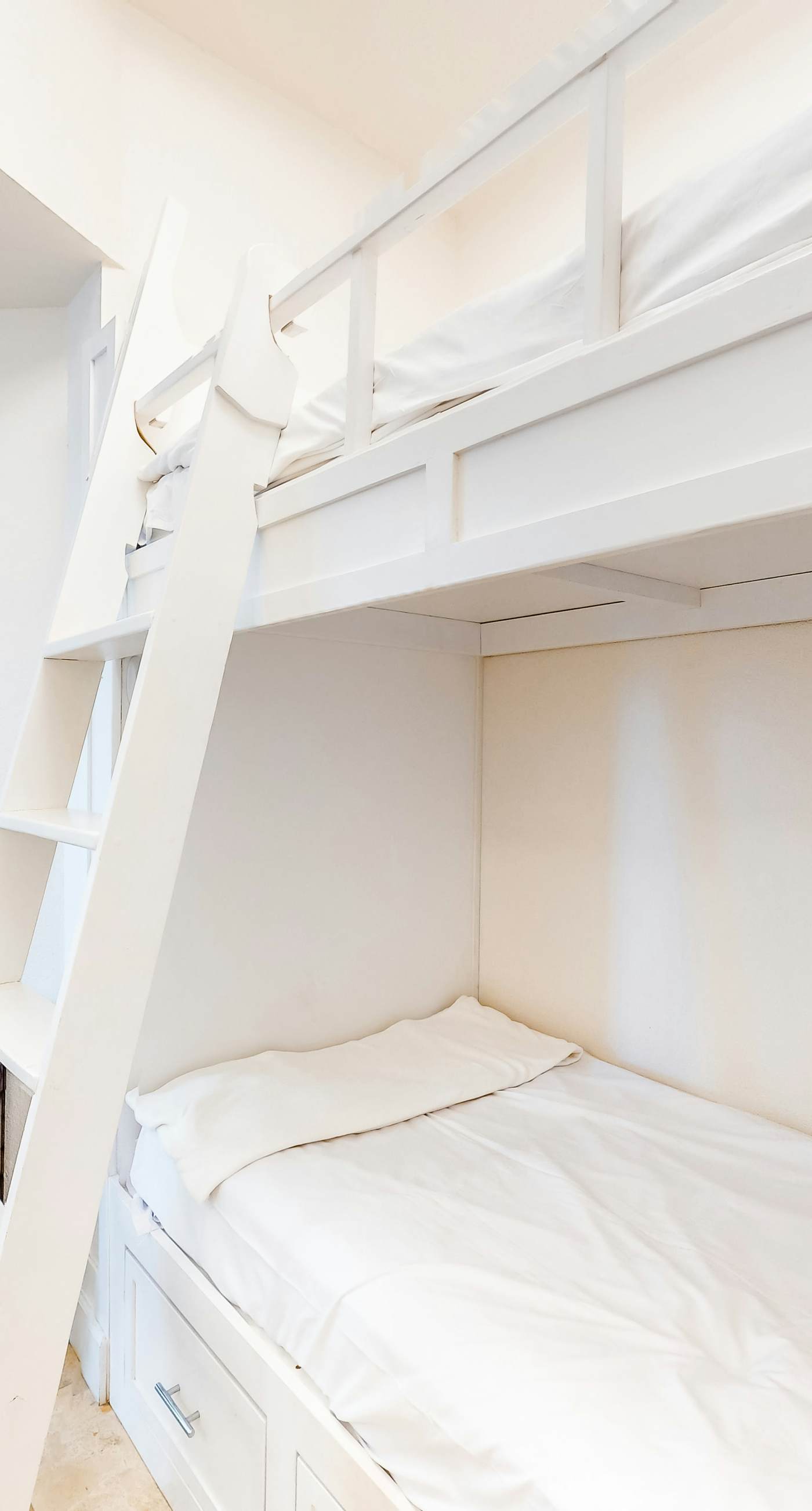 Beautiful 28th-floor condo w/shared gym/Roman spa, hot tub, two shared pools