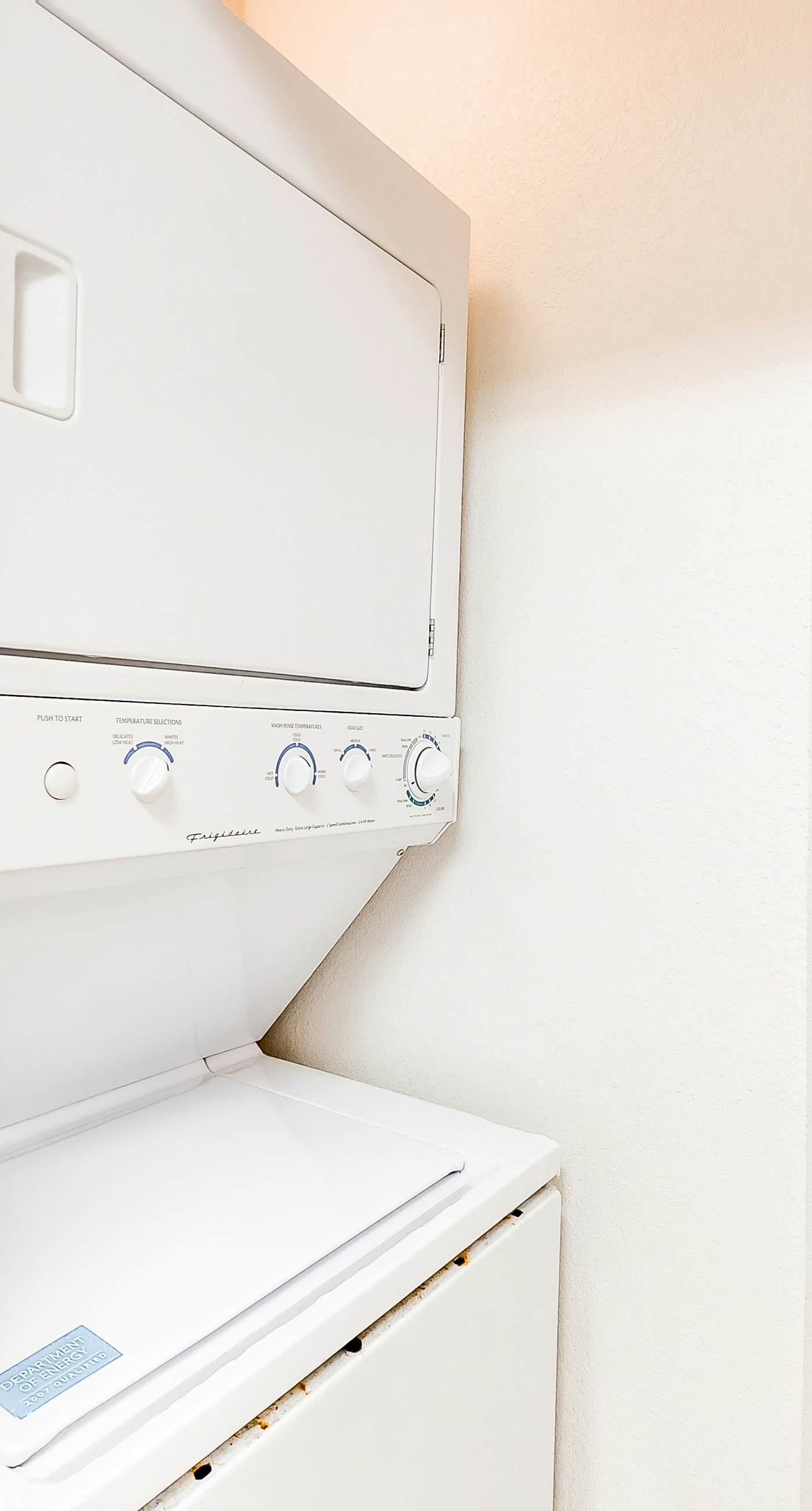 Beautiful 28th-floor condo w/shared gym/Roman spa, hot tub, two shared pools