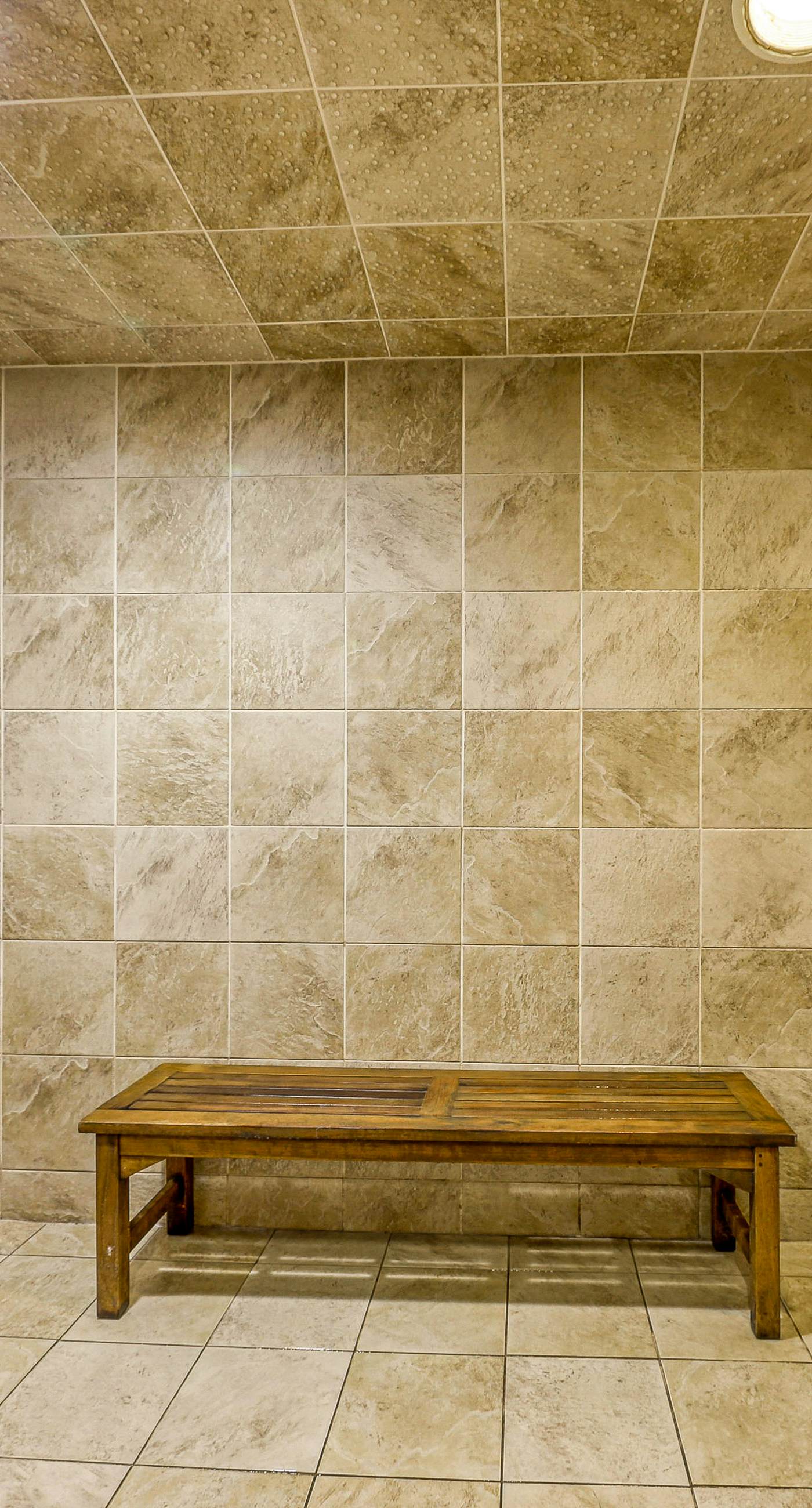 Beautiful 28th-floor condo w/shared gym/Roman spa, hot tub, two shared pools