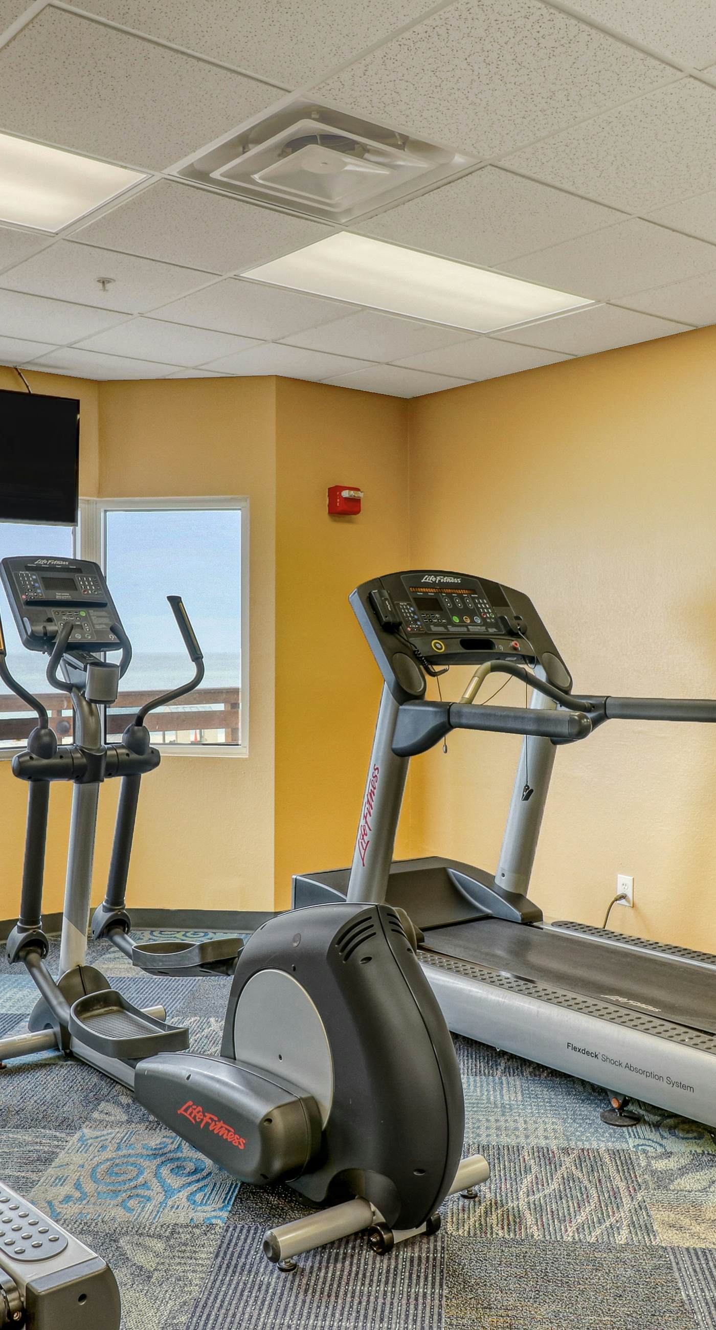 Beautiful 28th-floor condo w/shared gym/Roman spa, hot tub, two shared pools