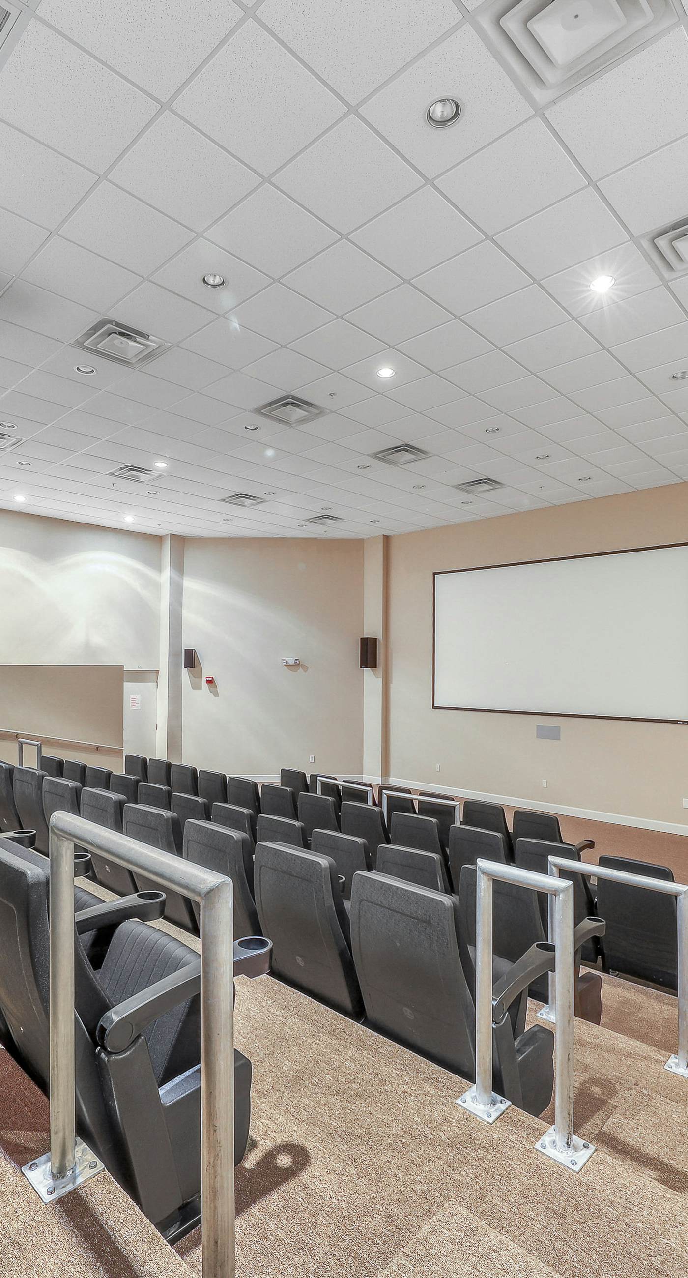 Beautiful 28th-floor condo w/shared gym/Roman spa, hot tub, two shared pools