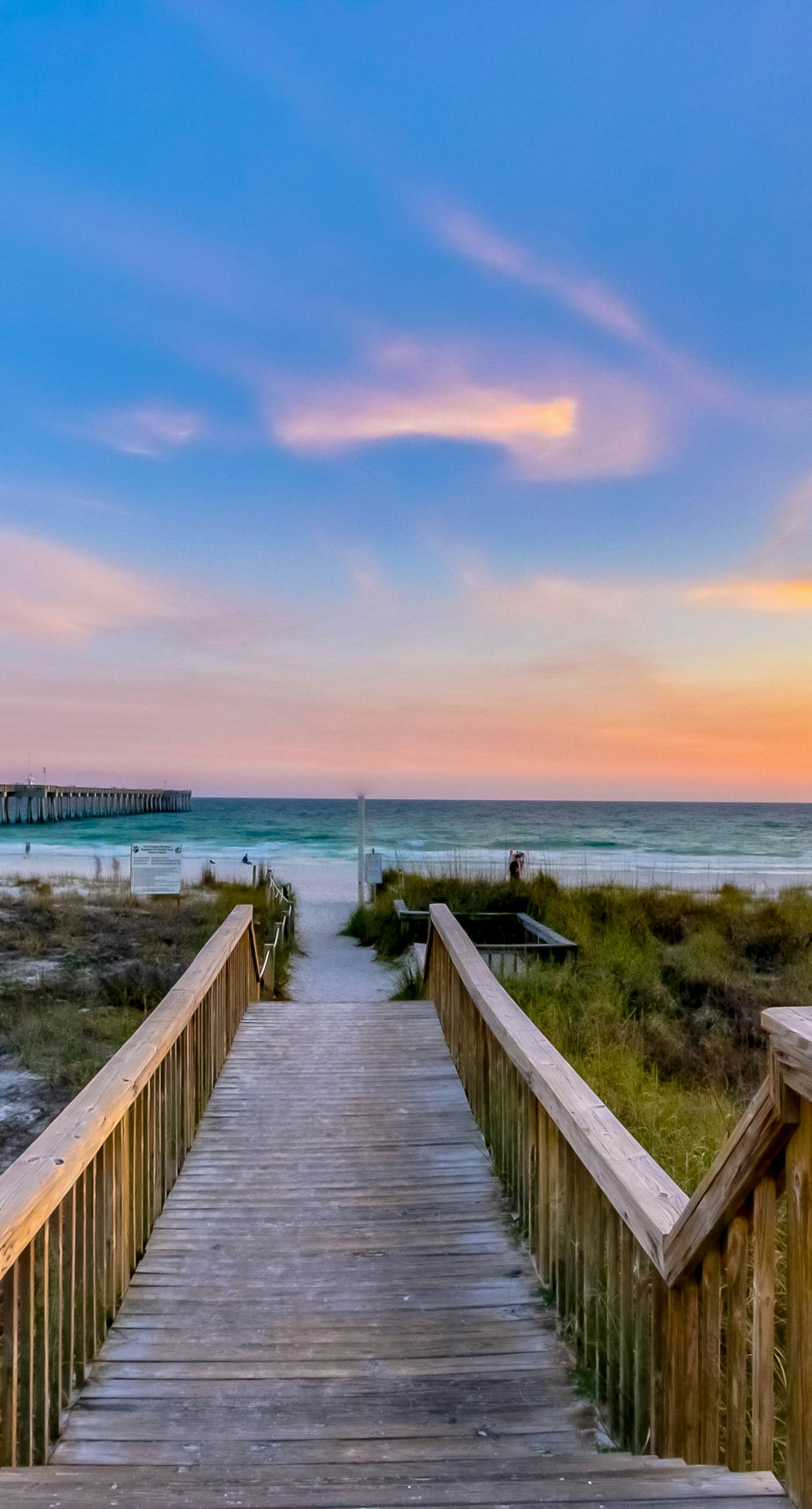 Beautiful 28th-floor condo w/shared gym/Roman spa, hot tub, two shared pools