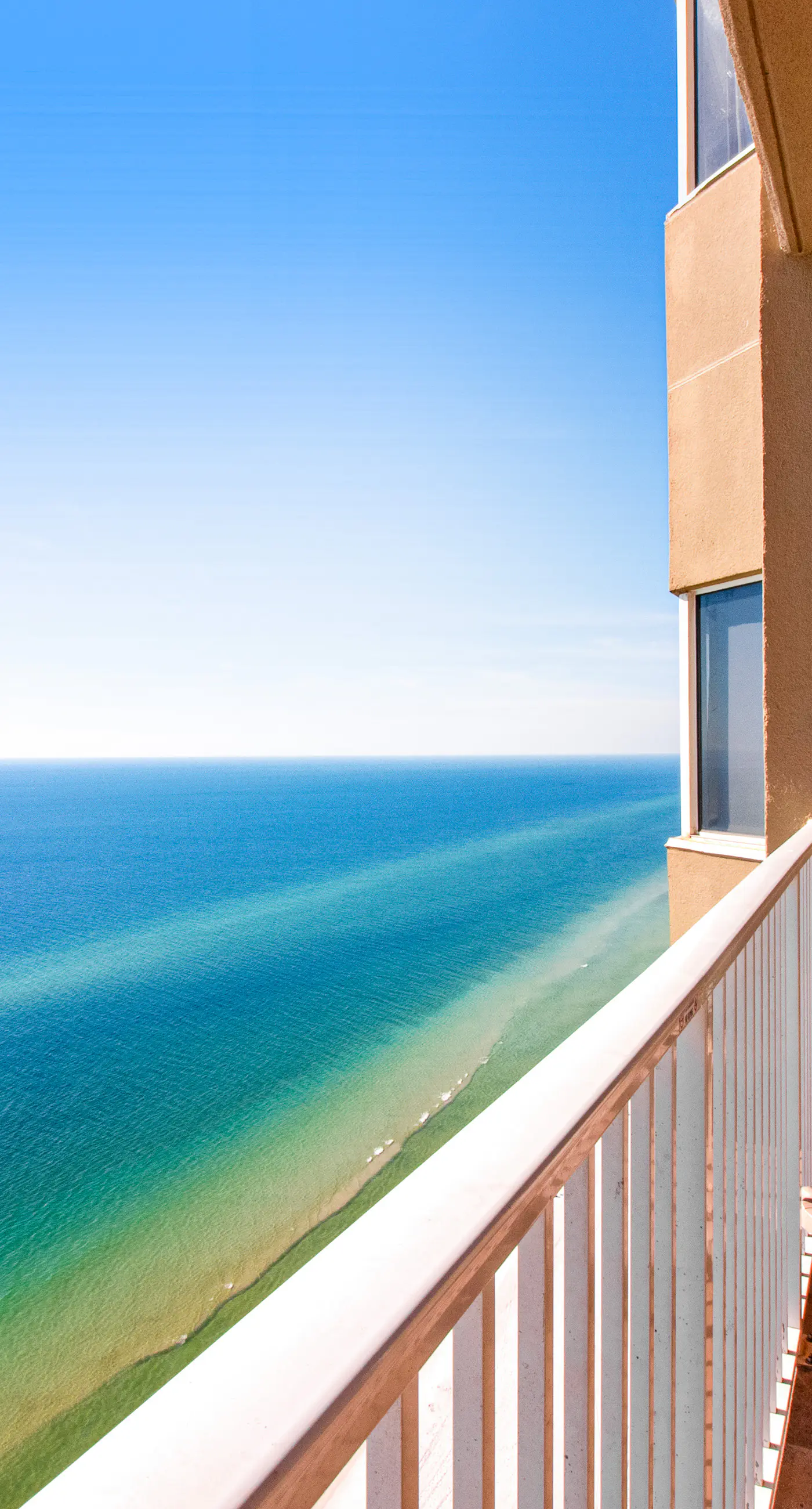 29th-floor, oceanfront condo with pool, ocean view & high-speed WiFi
