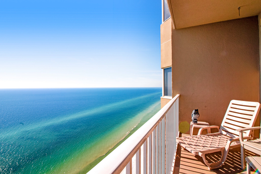 29th-floor, oceanfront condo with pool, ocean view & high-speed WiFi