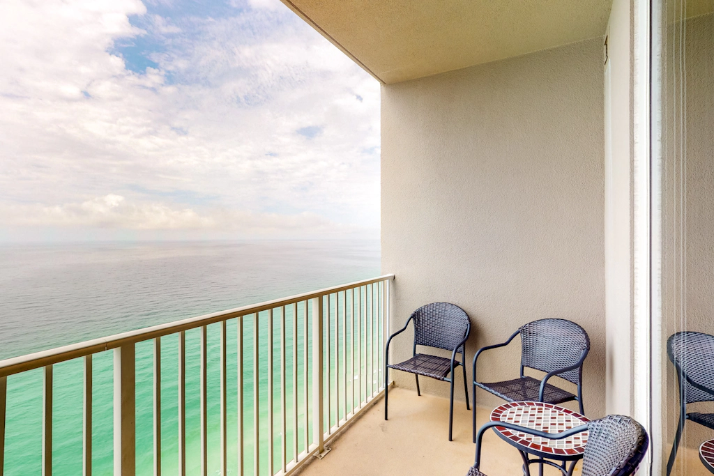 Warm & welcoming condo with Gulf and beach views, on-site pools & hot tub