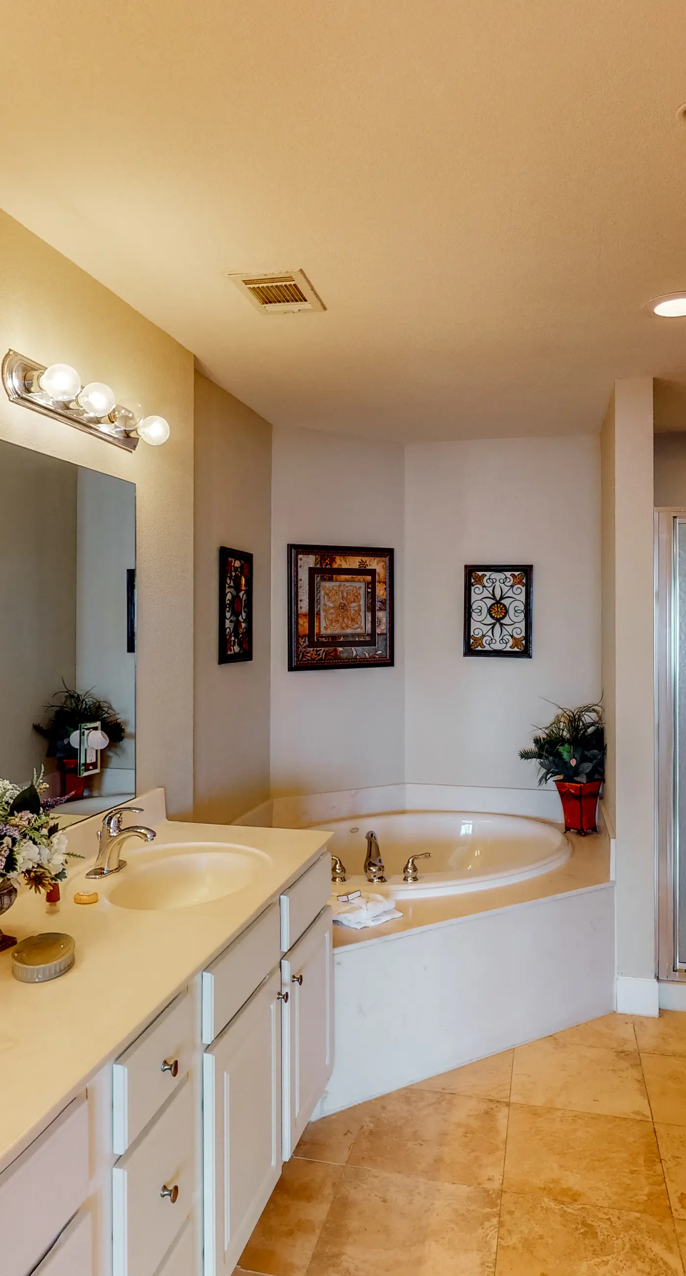 Warm & welcoming condo w/Gulf and beach views, on-site pools & hot tub