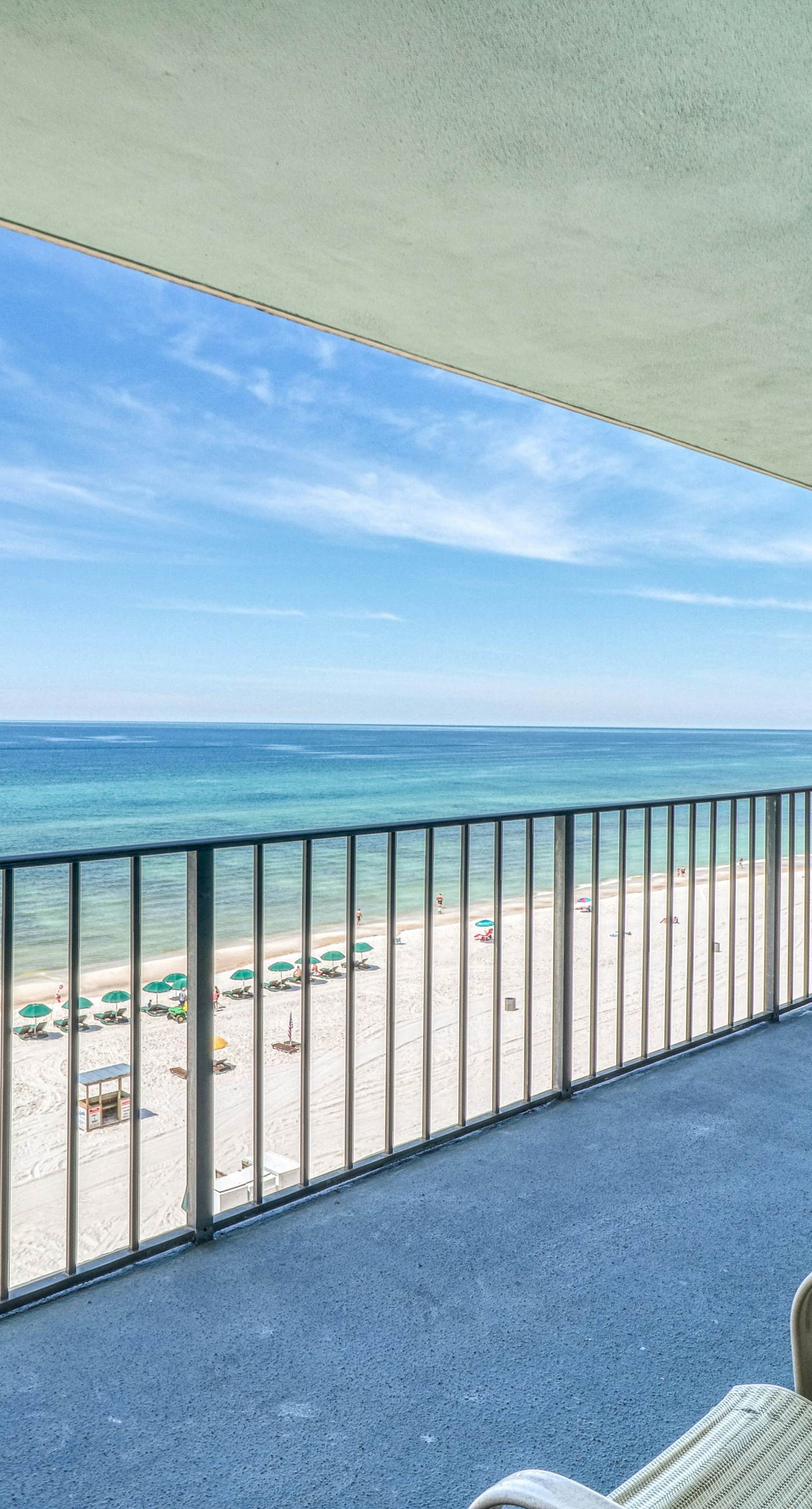 Centrally located condo w/ private balcony, Pool & Hot tub