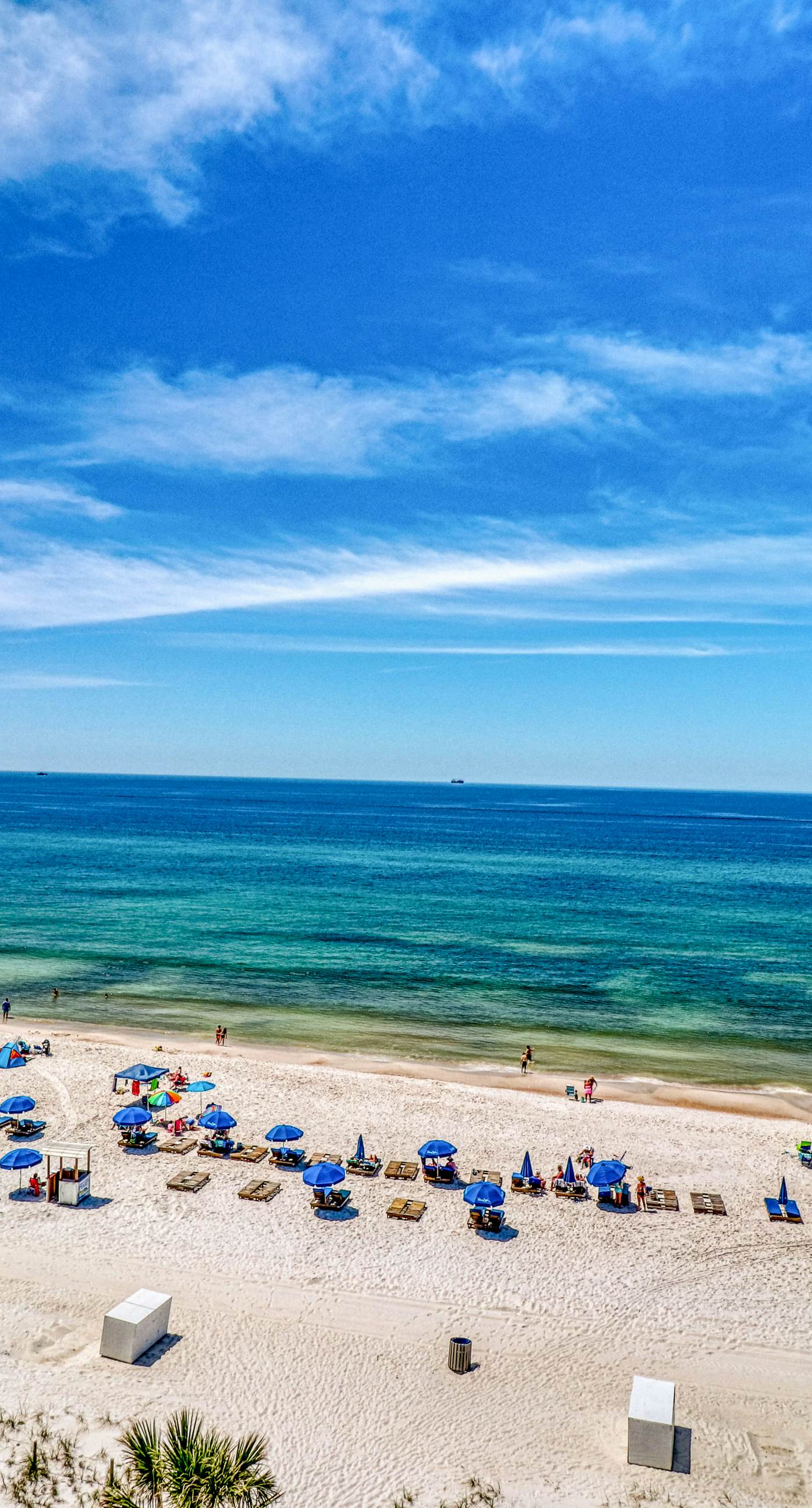 Centrally located condo w/ private balcony, Pool & Hot tub