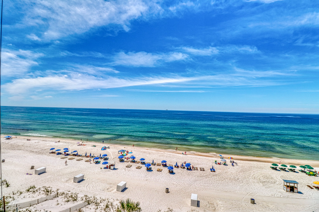 Centrally located condo w/ private balcony, Pool & Hot tub