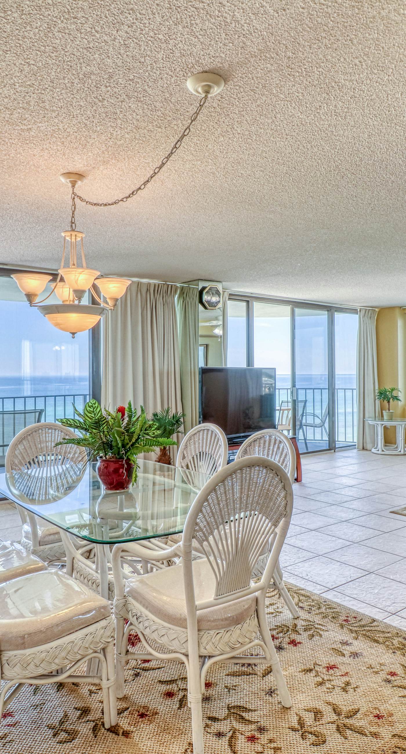 Centrally located condo w/ private balcony, Pool & Hot tub