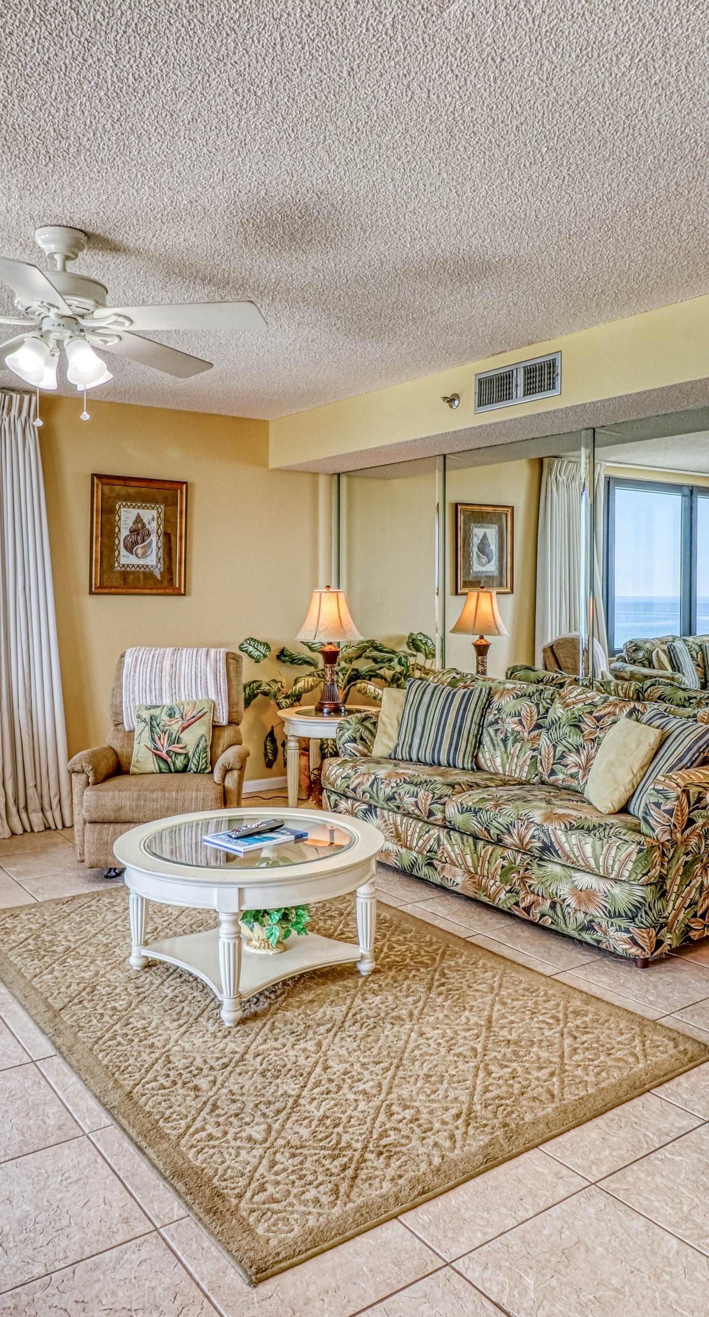 Centrally located condo w/ private balcony, Pool & Hot tub