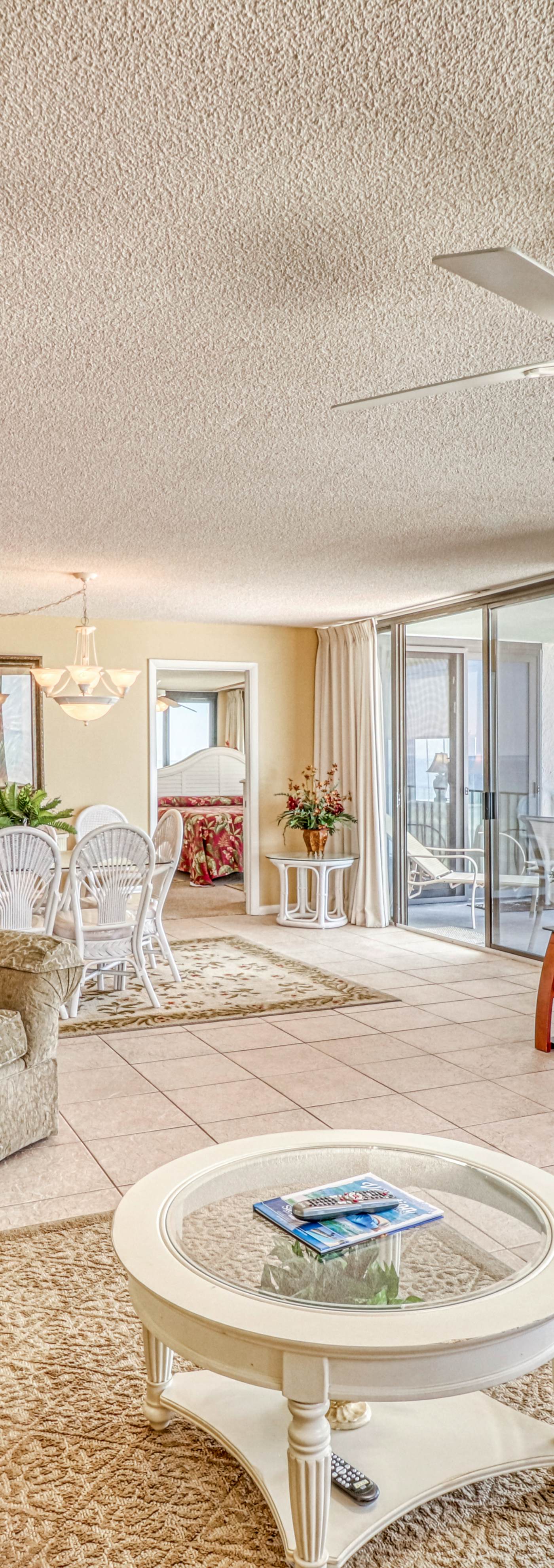 Centrally located condo w/ private balcony, Pool & Hot tub