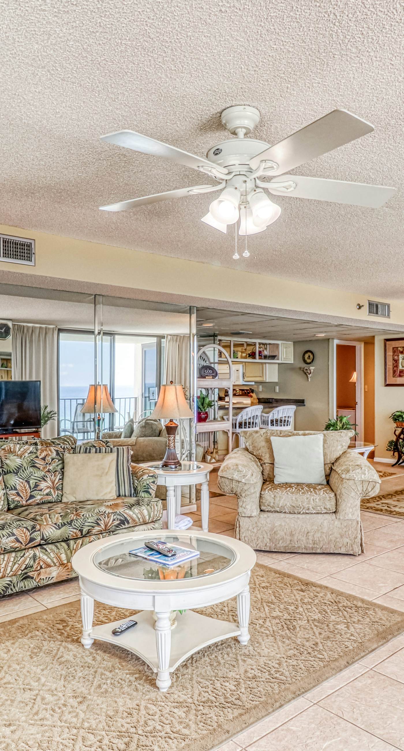Centrally located condo w/ private balcony, Pool & Hot tub