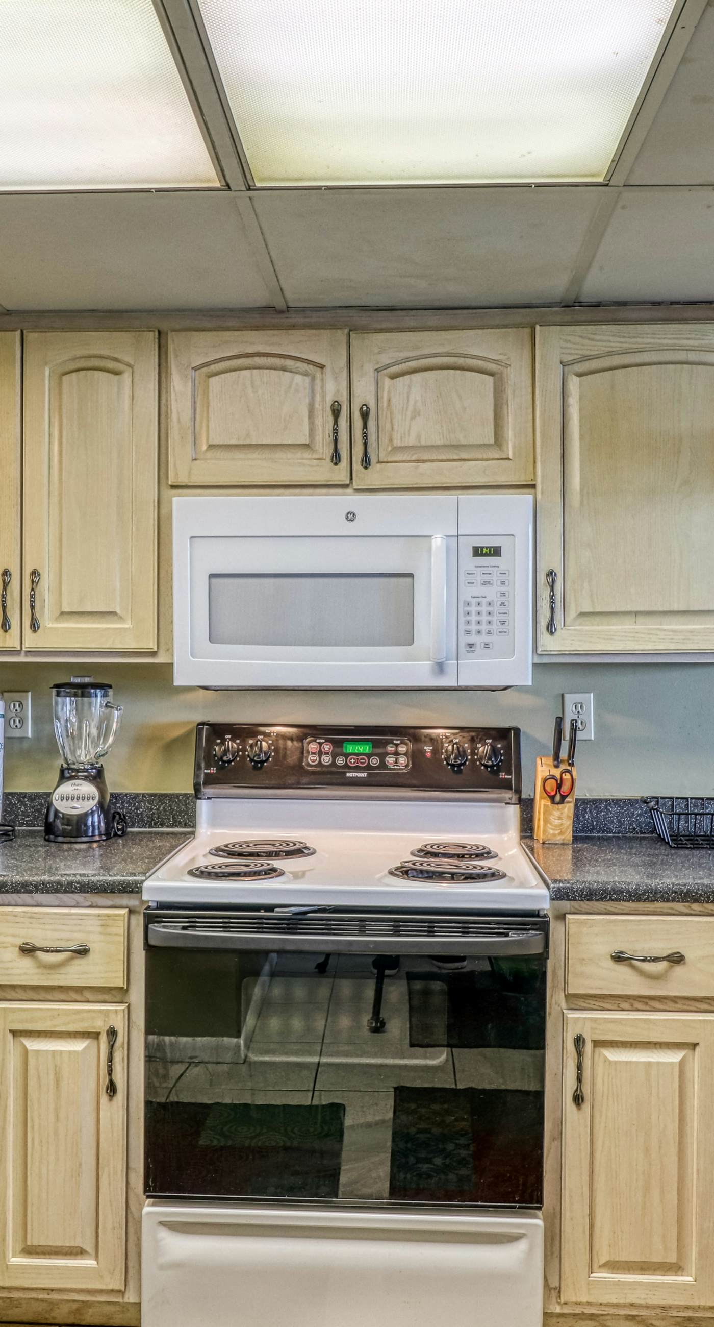 Centrally located condo w/ private balcony, Pool & Hot tub