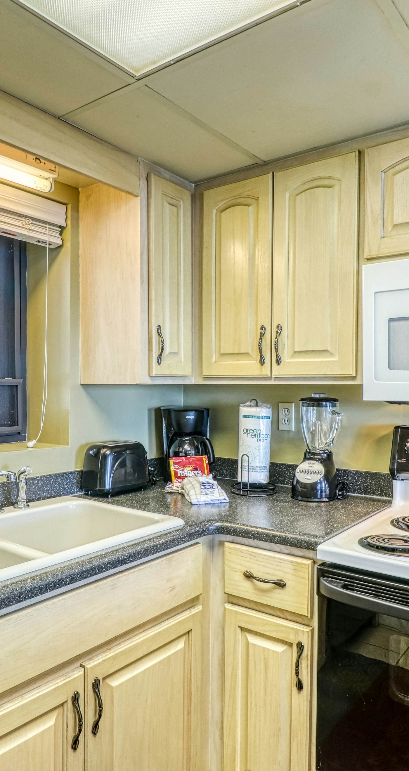 Centrally located condo w/ private balcony, Pool & Hot tub