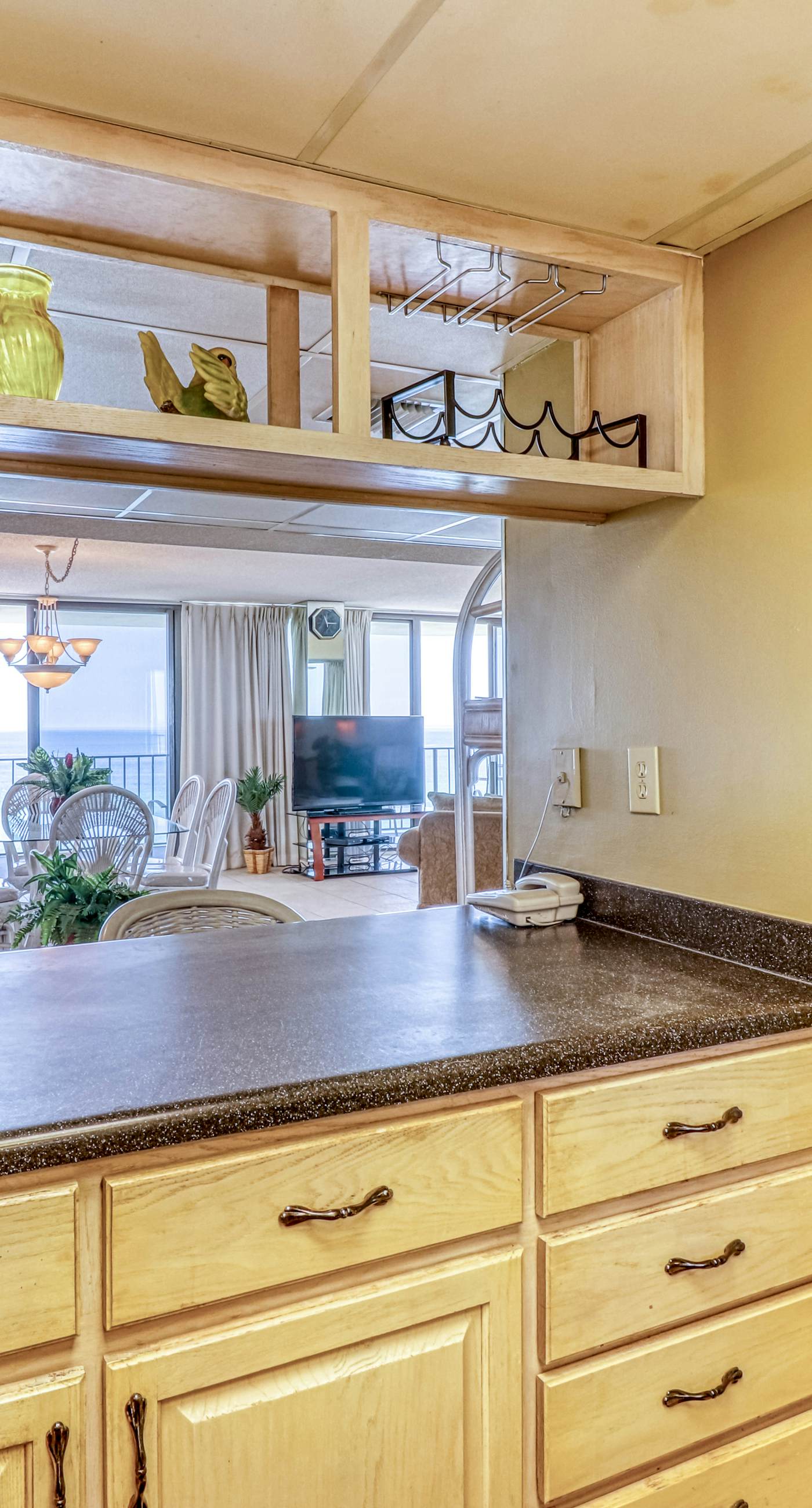 Centrally located condo w/ private balcony, Pool & Hot tub