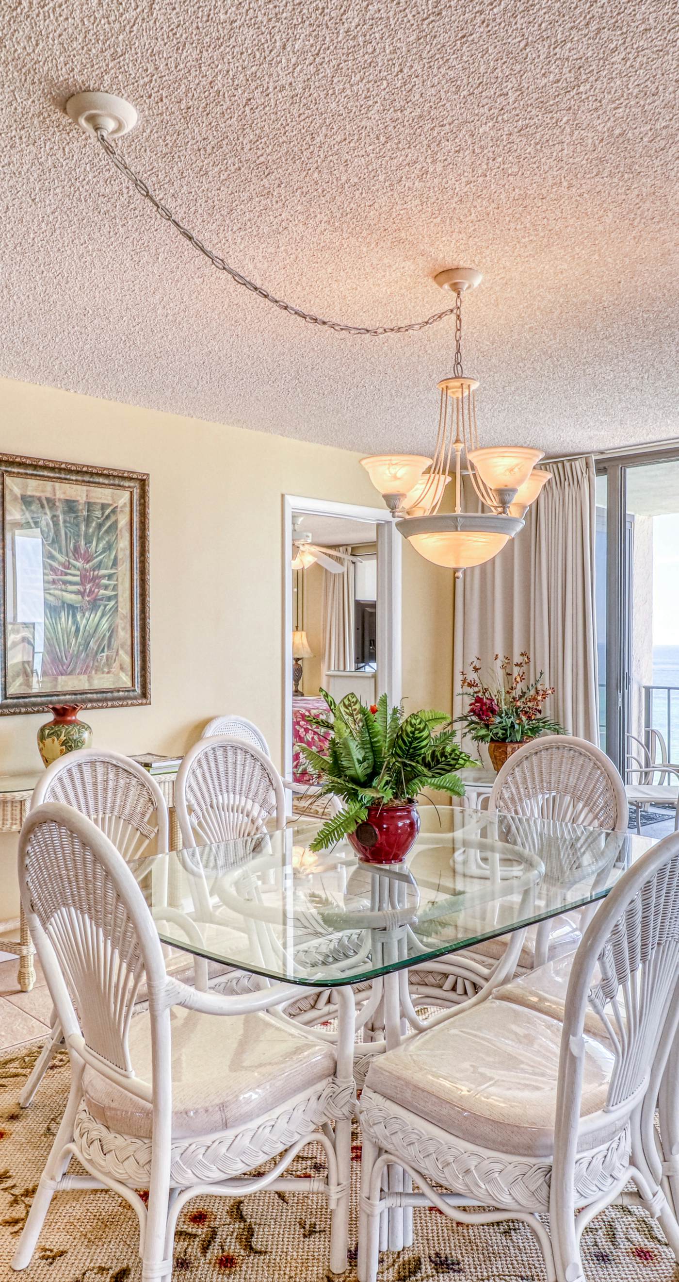 Centrally located condo w/ private balcony, Pool & Hot tub