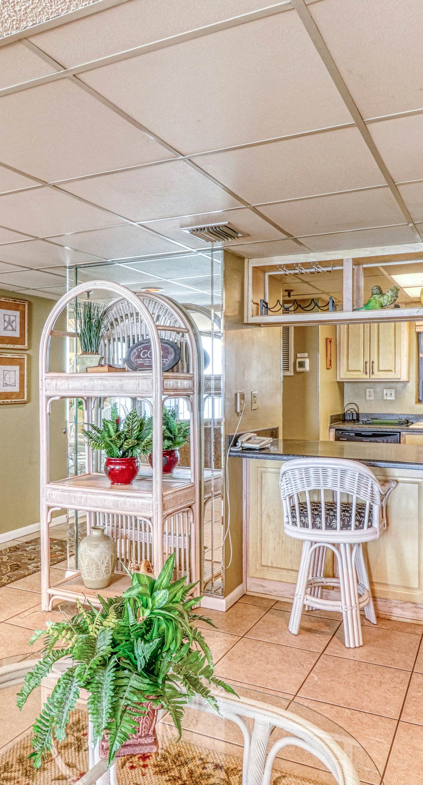 Centrally located condo w/ private balcony, Pool & Hot tub