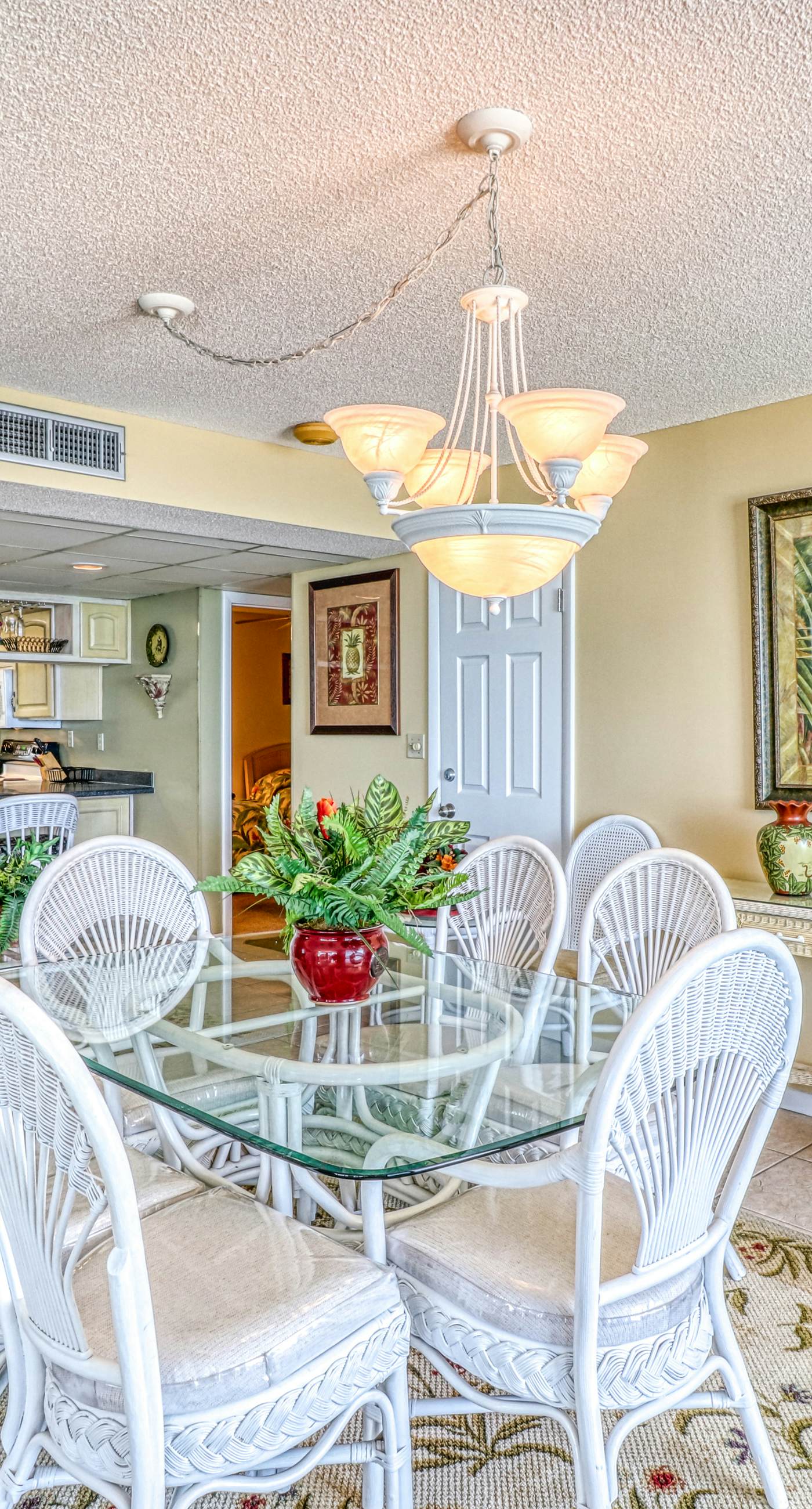 Centrally located condo w/ private balcony, Pool & Hot tub