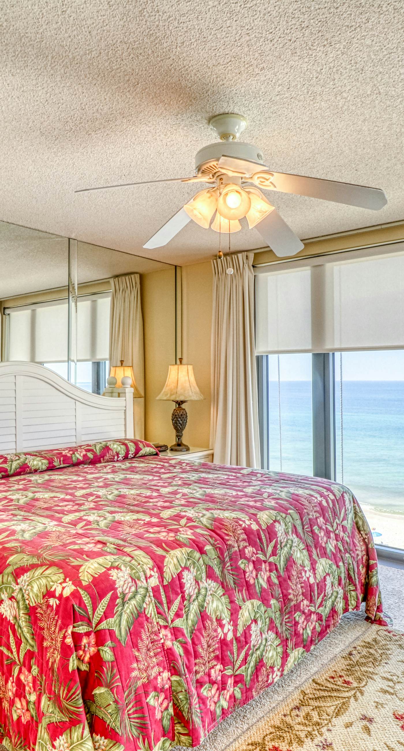 Centrally located condo w/ private balcony, Pool & Hot tub