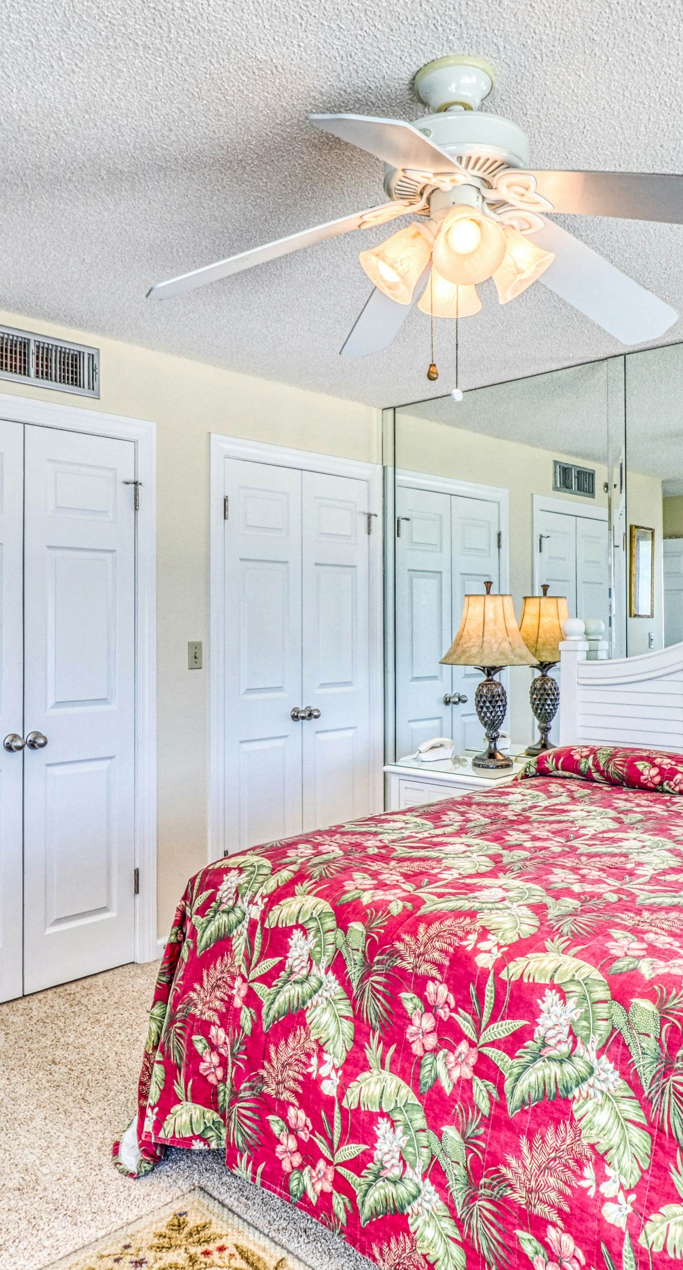 Centrally located condo w/ private balcony, Pool & Hot tub