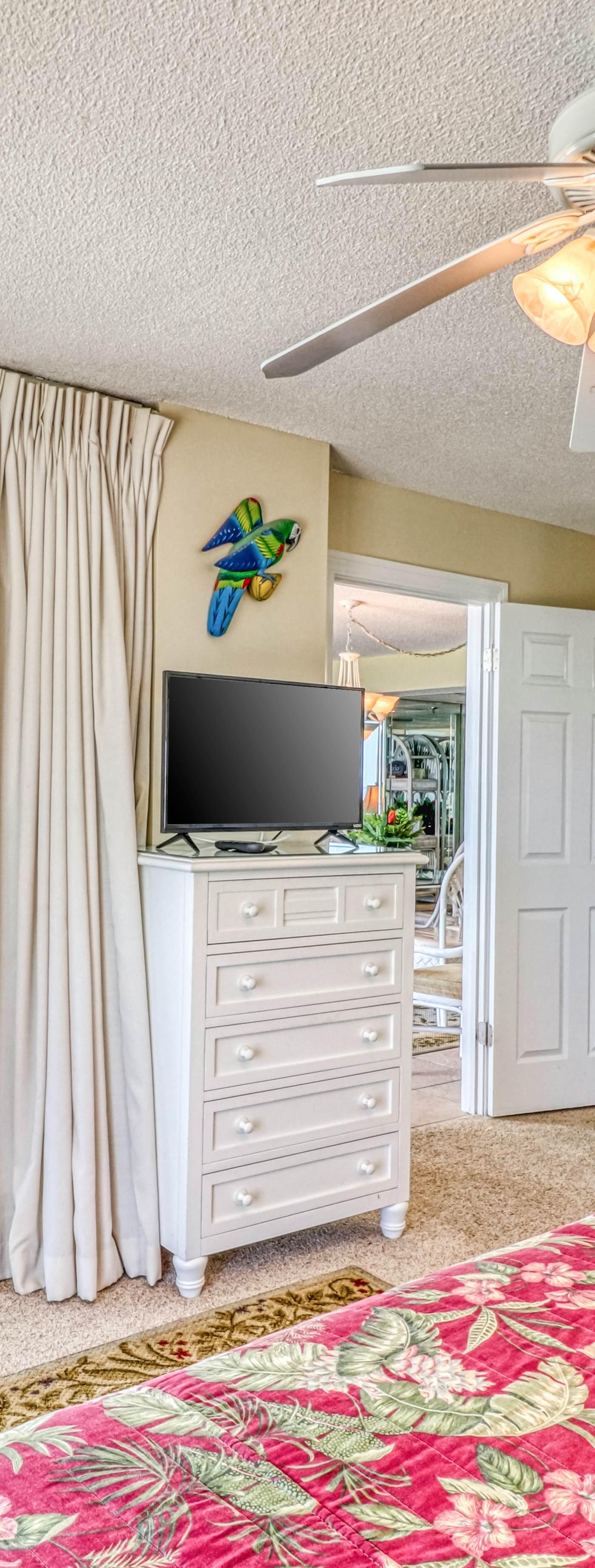 Centrally located condo w/ private balcony, Pool & Hot tub