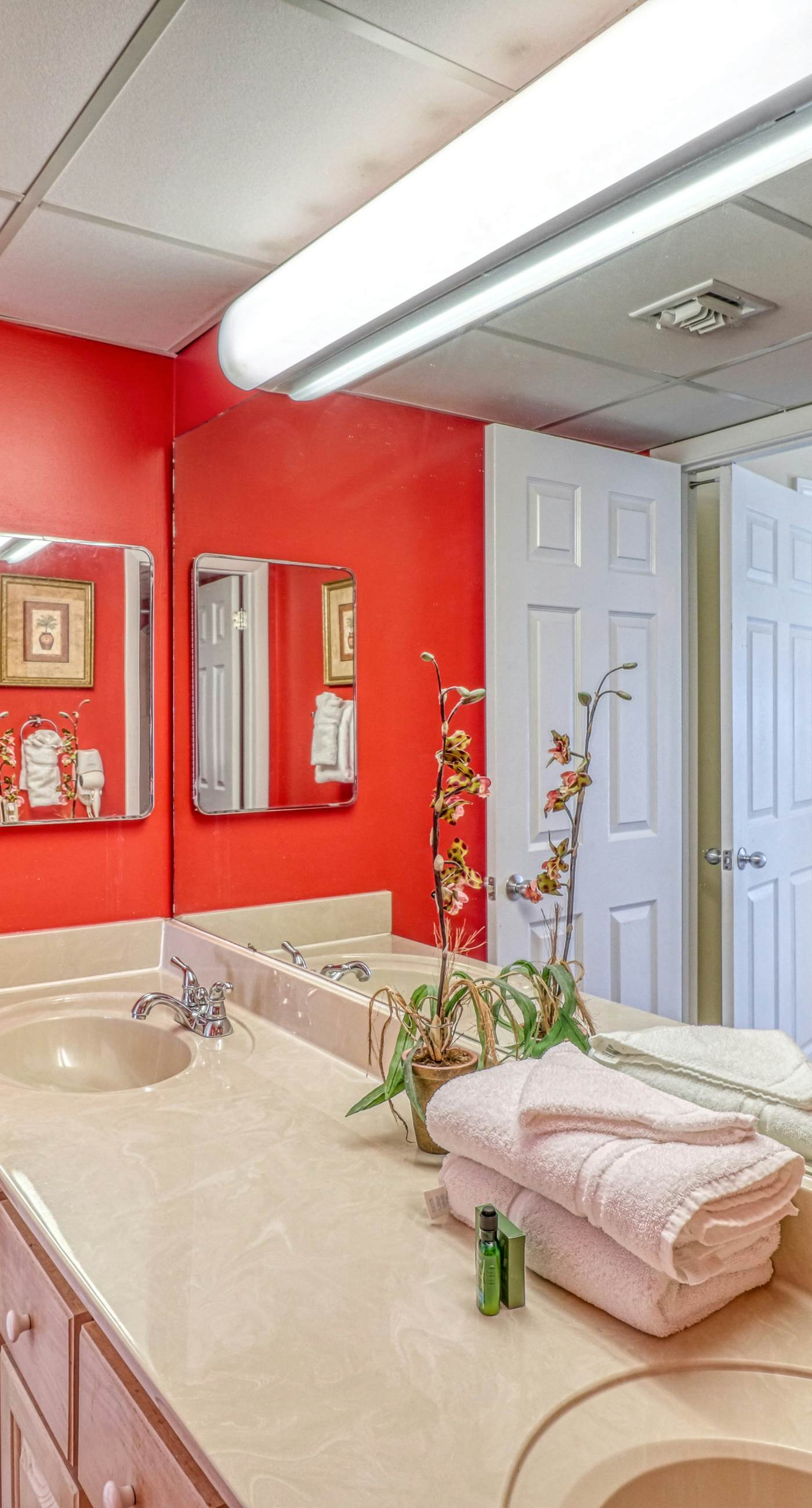 Centrally located condo w/ private balcony, Pool & Hot tub