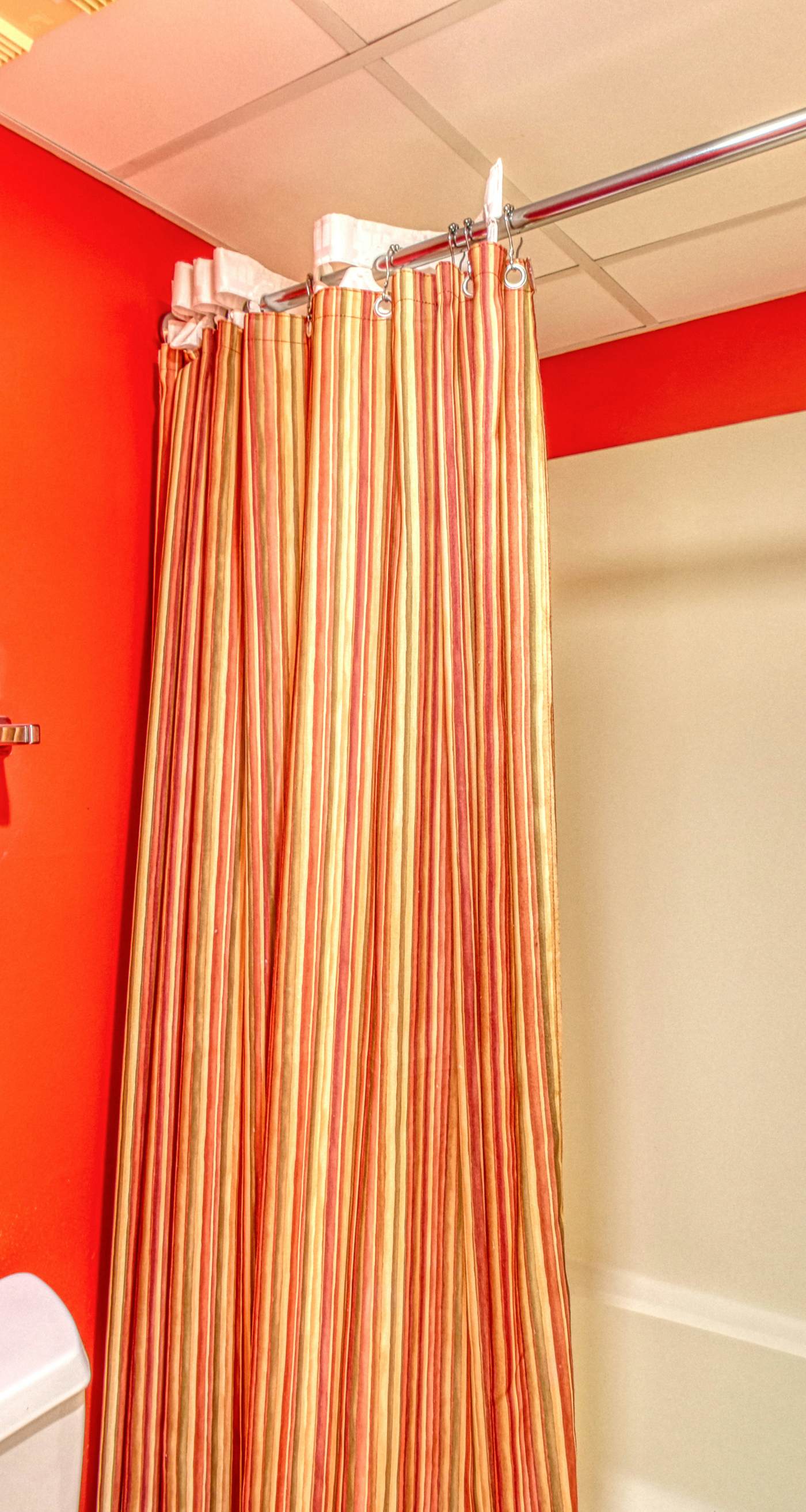 Centrally located condo w/ private balcony, Pool & Hot tub