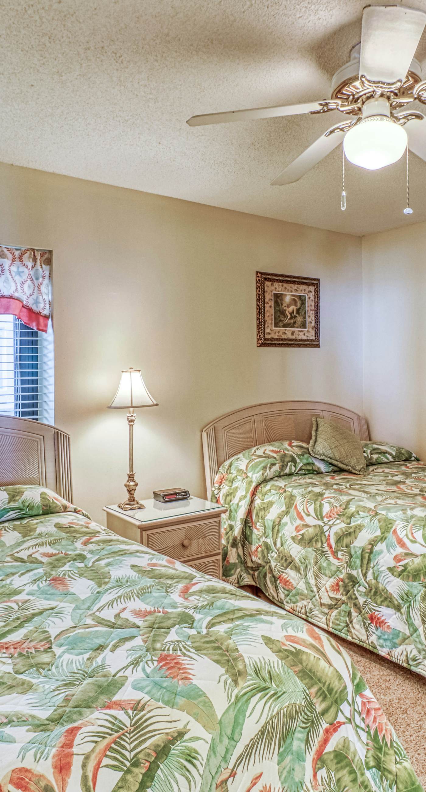 Centrally located condo w/ private balcony, Pool & Hot tub