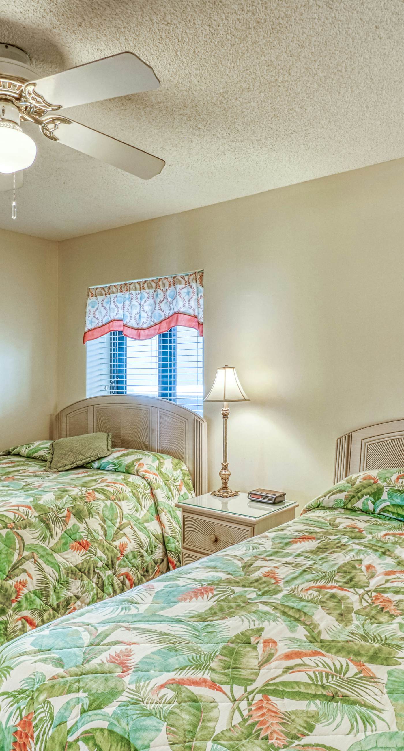 Centrally located condo w/ private balcony, Pool & Hot tub