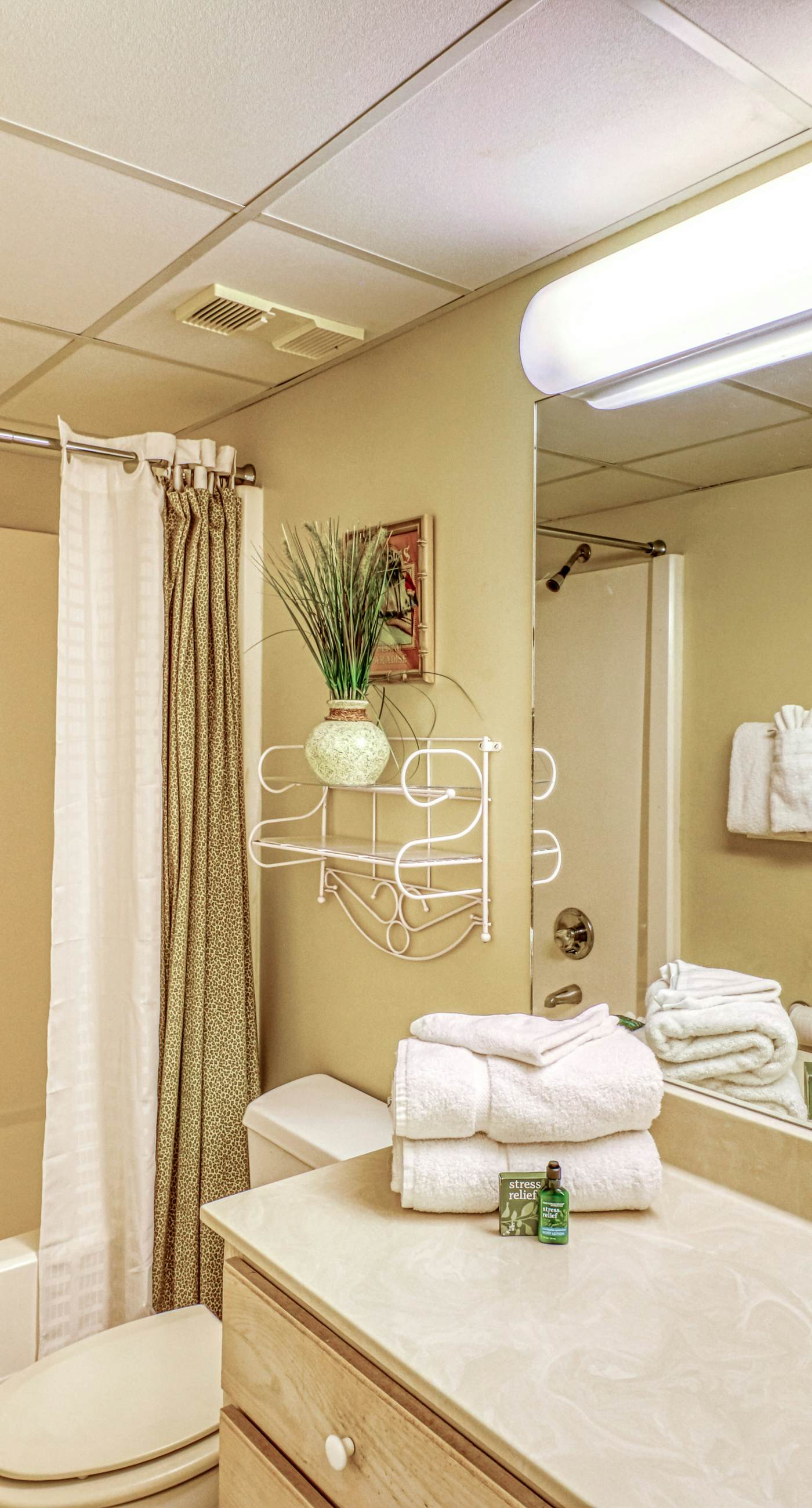 Centrally located condo w/ private balcony, Pool & Hot tub