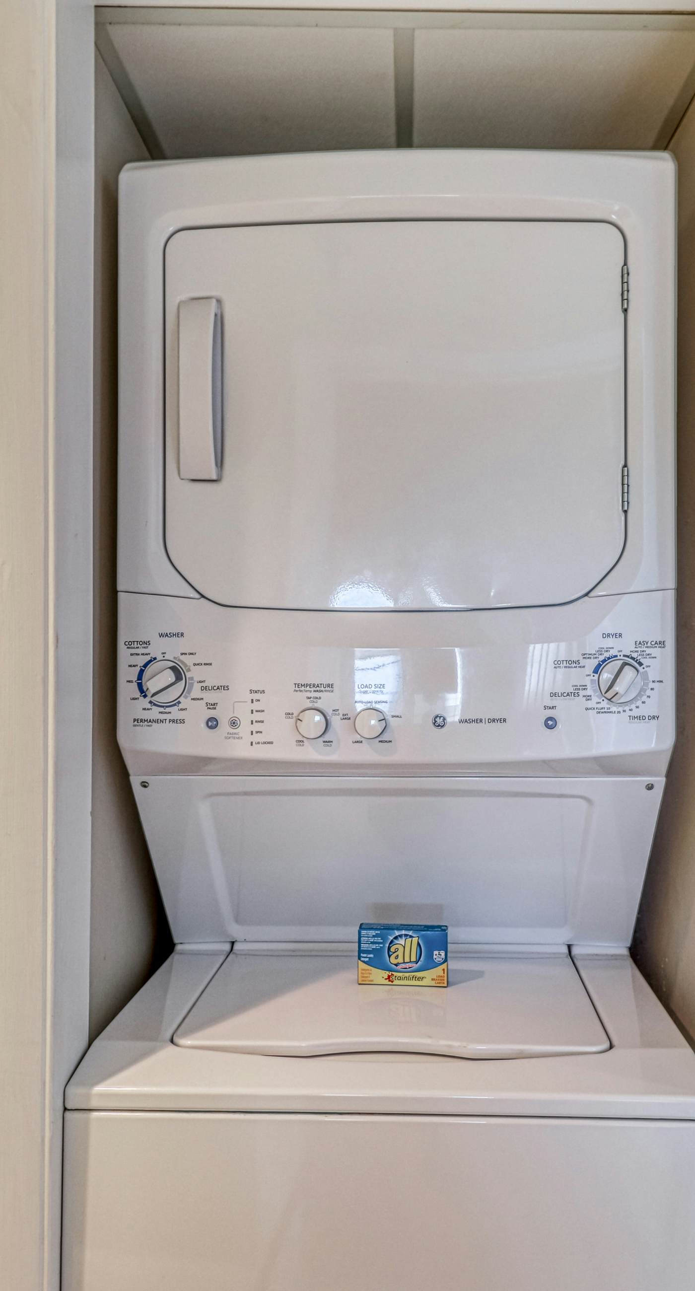 Centrally located condo w/ private balcony, Pool & Hot tub