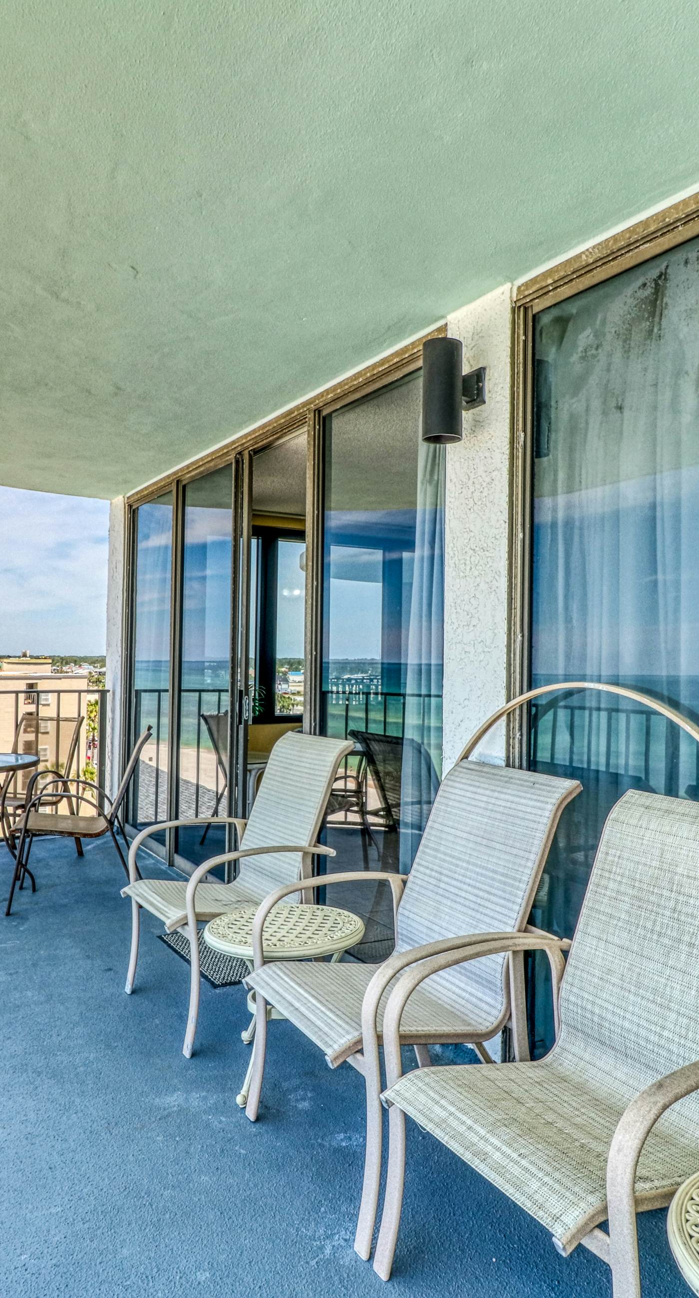 Centrally located condo w/ private balcony, Pool & Hot tub