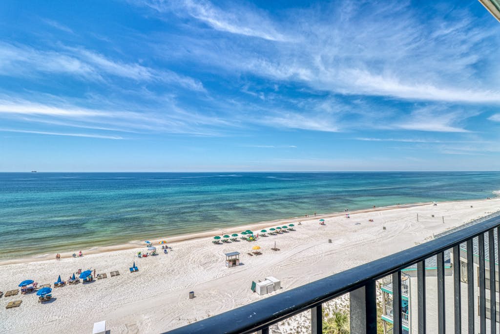 Centrally located condo w/ private balcony, Pool & Hot tub