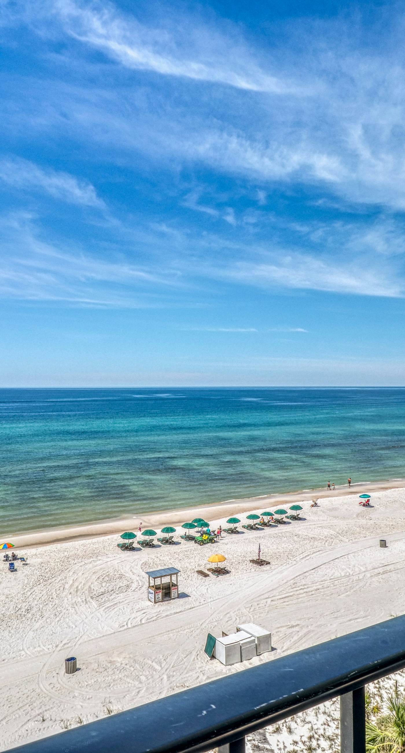 Centrally located condo w/ private balcony, Pool & Hot tub