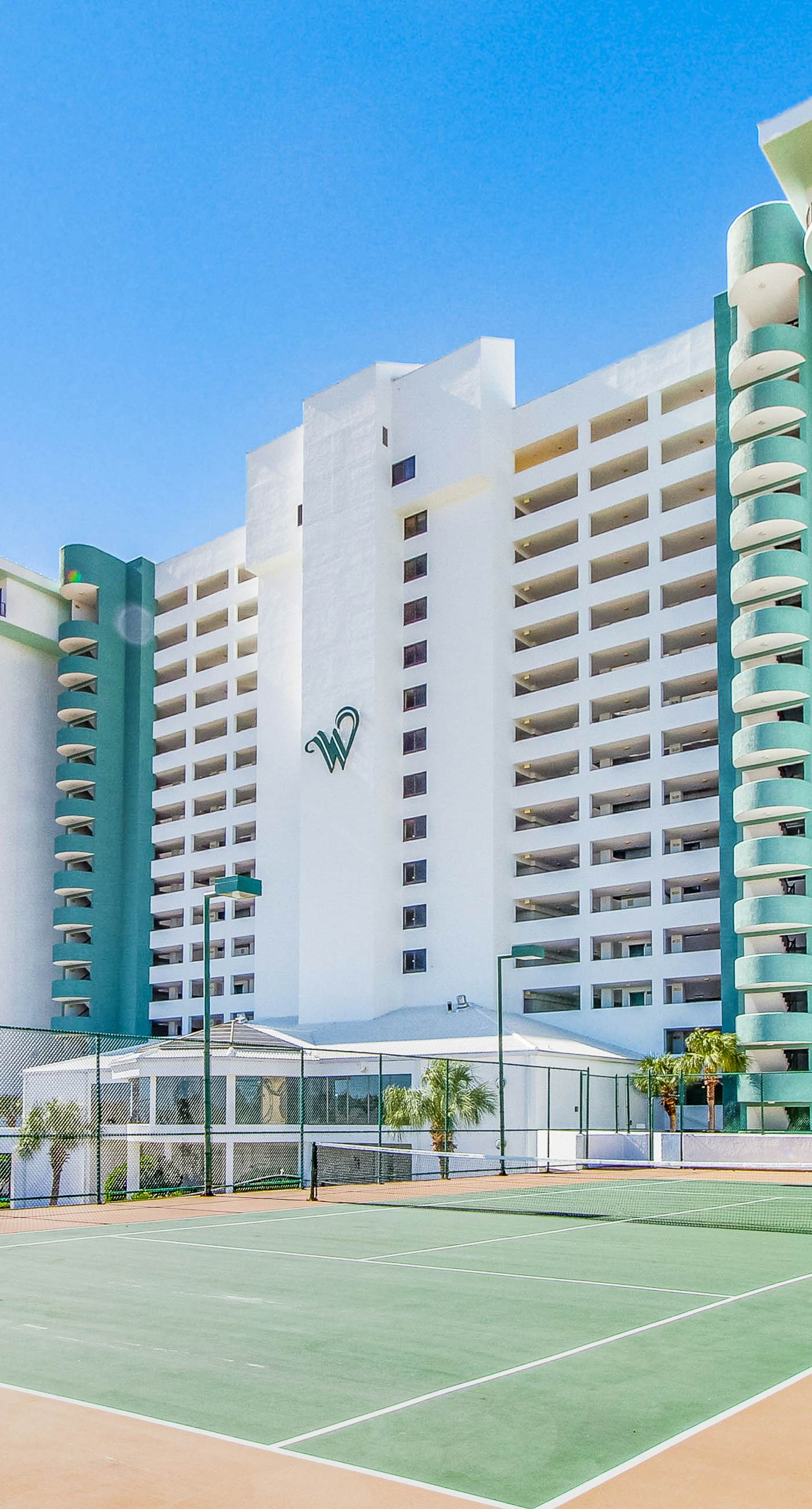 Centrally located condo w/ private balcony, Pool & Hot tub