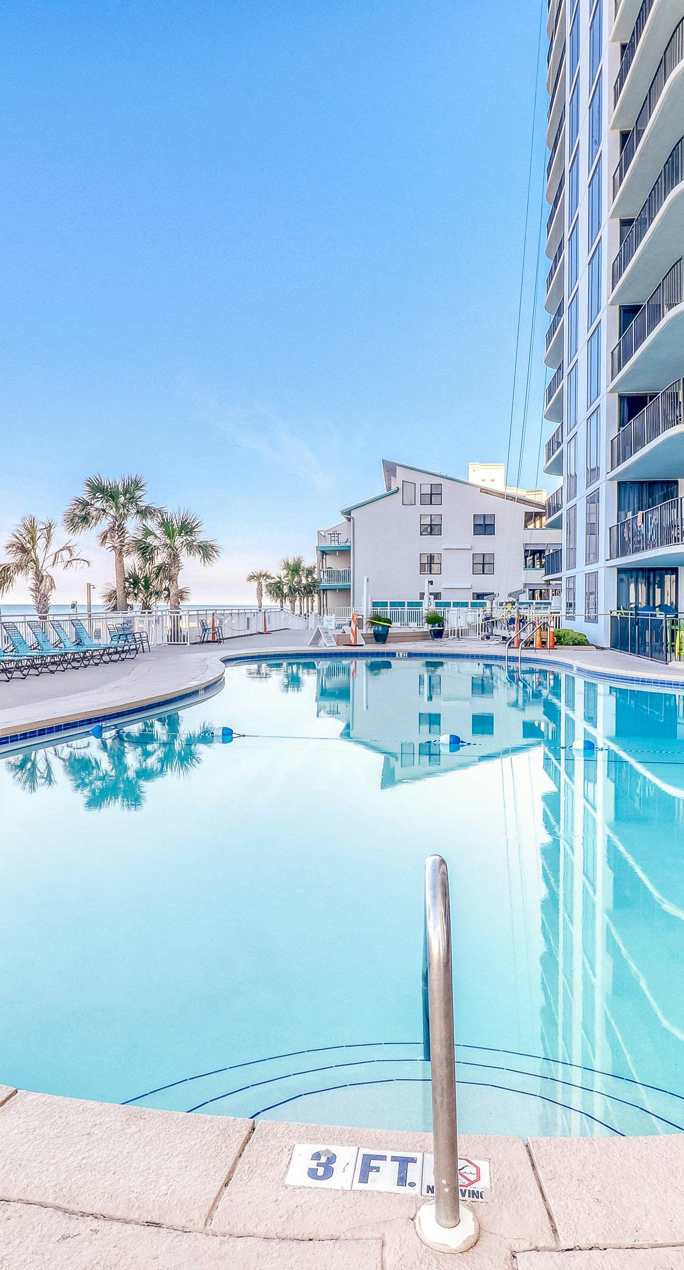 Centrally located condo w/ private balcony, Pool & Hot tub