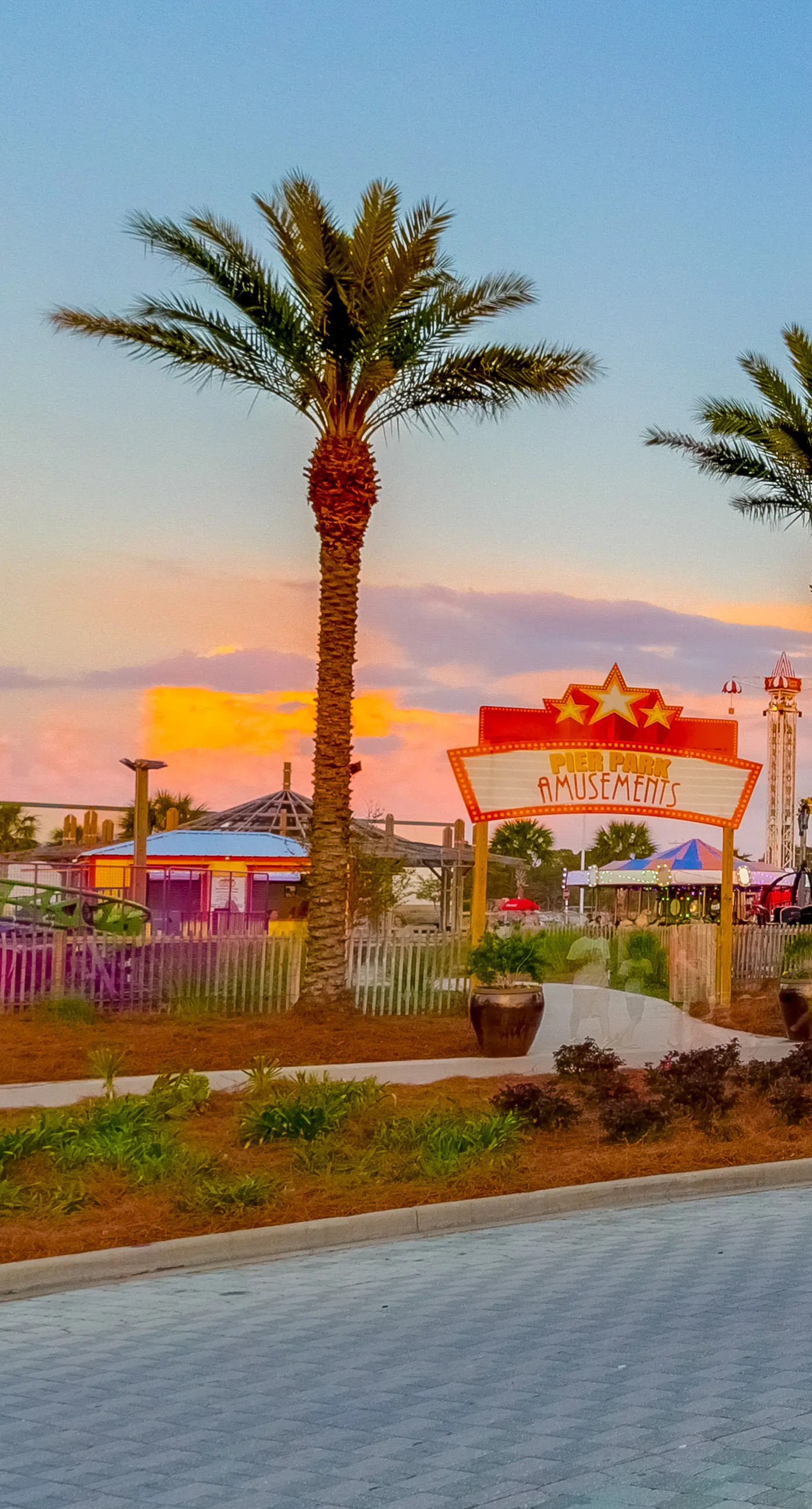 Gulf-front resort condo w/ 2 on-site lagoon pools, hot tubs & beach service