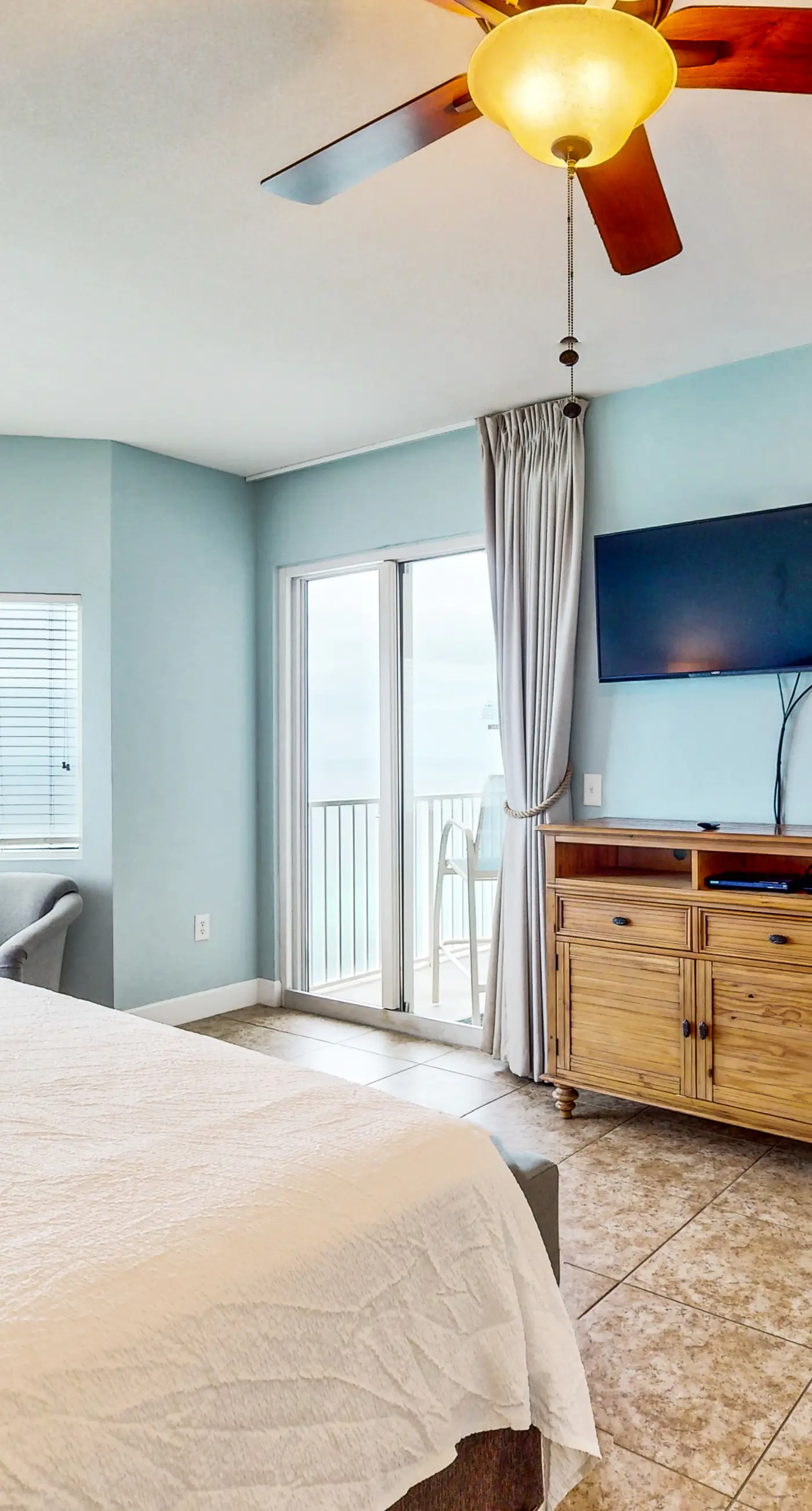 Gulf-front resort condo w/ 2 on-site lagoon pools, hot tubs & beach service