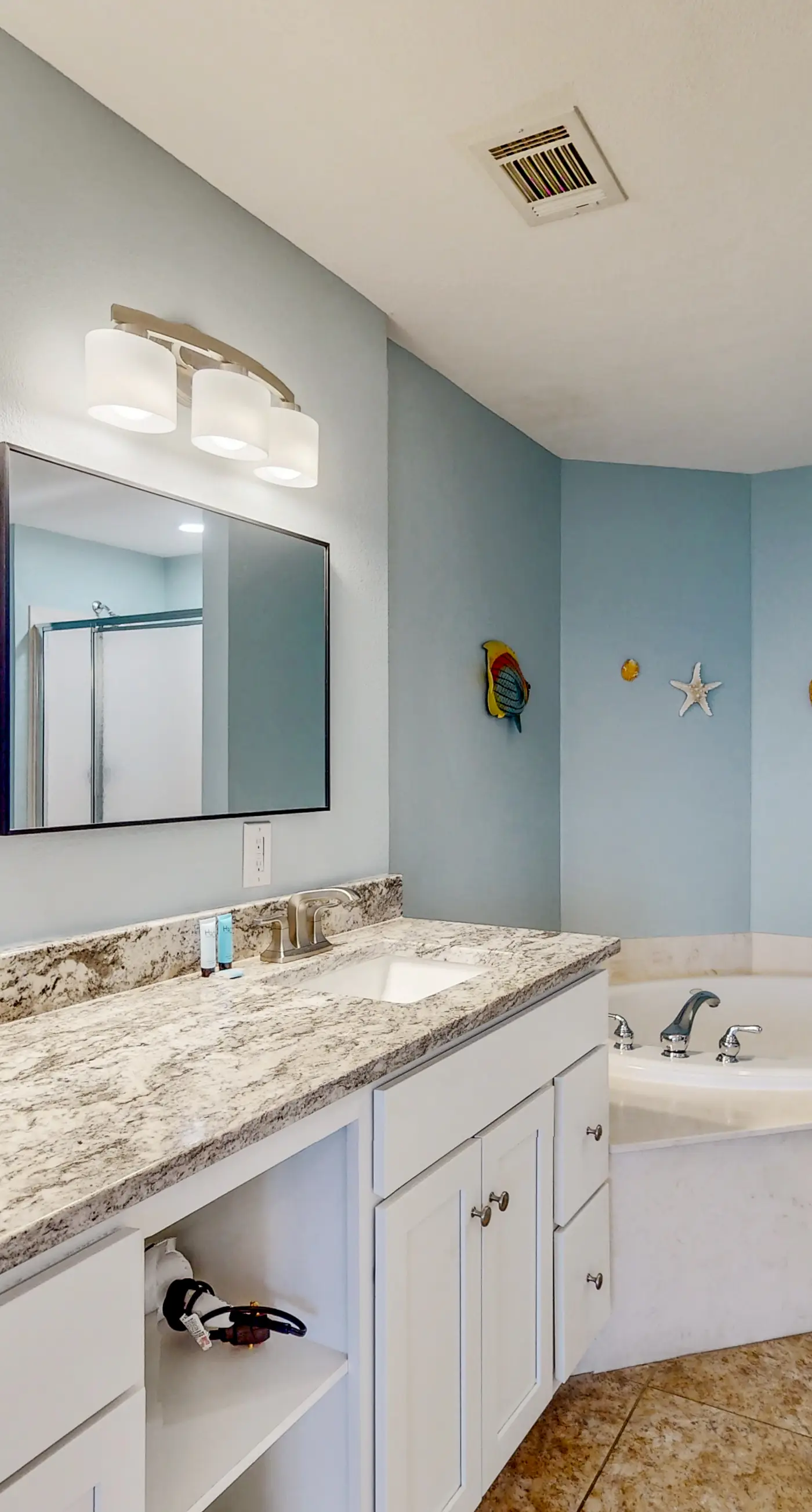 Gulf-front resort condo w/ 2 on-site lagoon pools, hot tubs & beach service