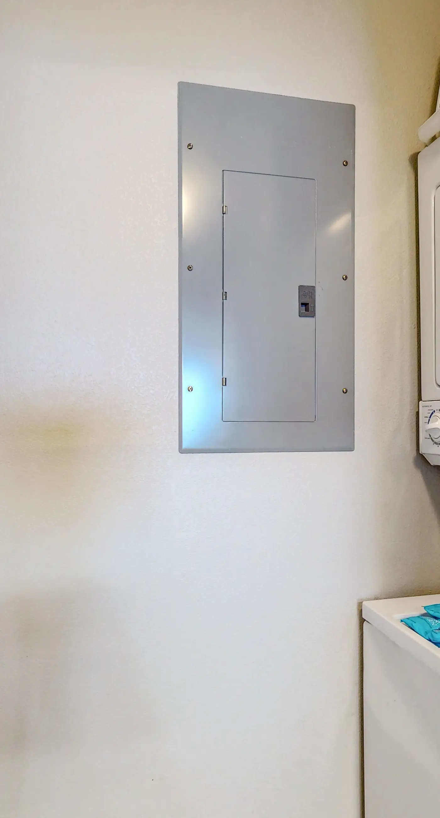 Gulf-front resort condo w/ 2 on-site lagoon pools, hot tubs & beach service