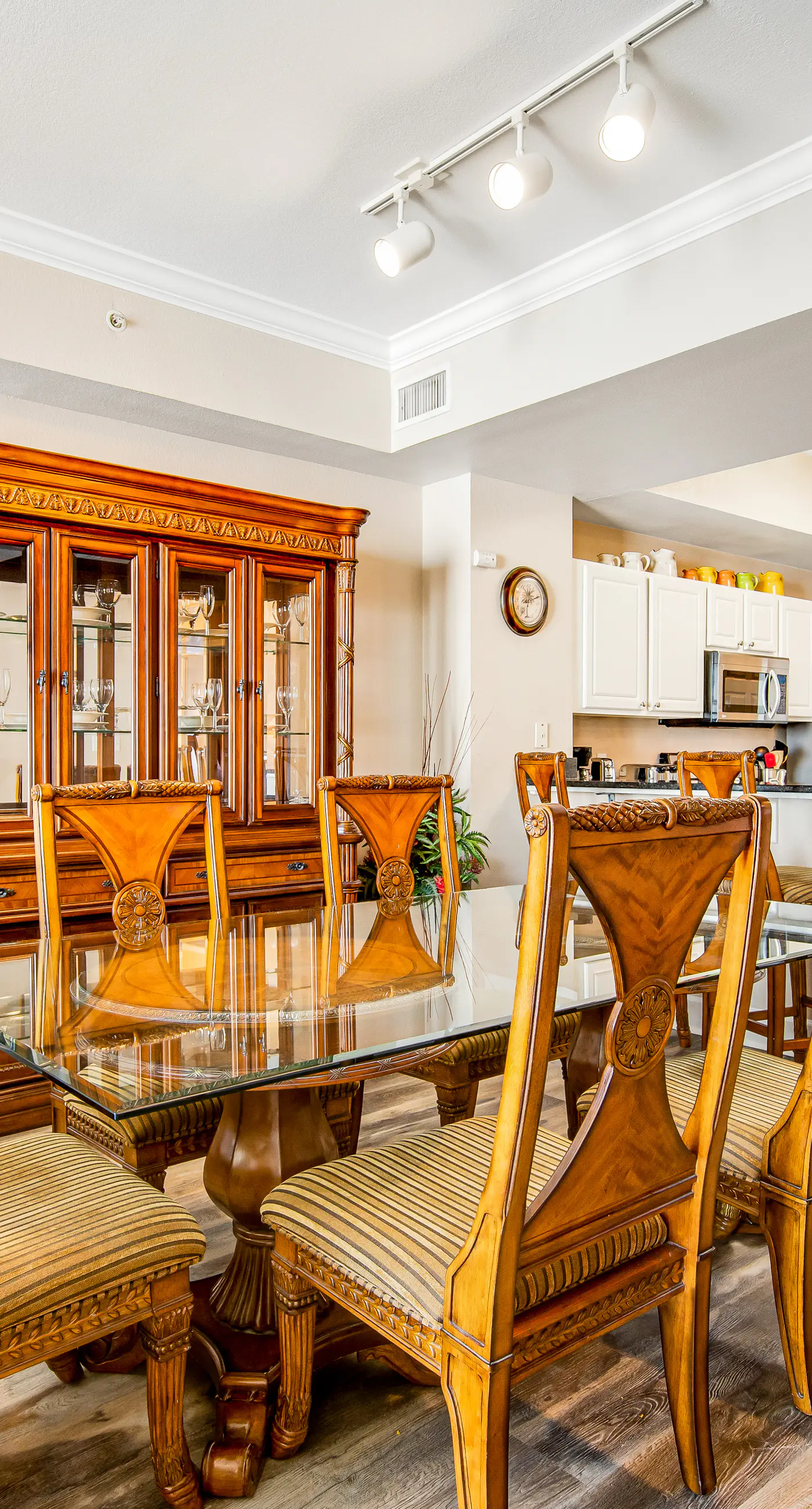 Spacious Gulf front condo w/shared hot tub, pools, gym - close to dining