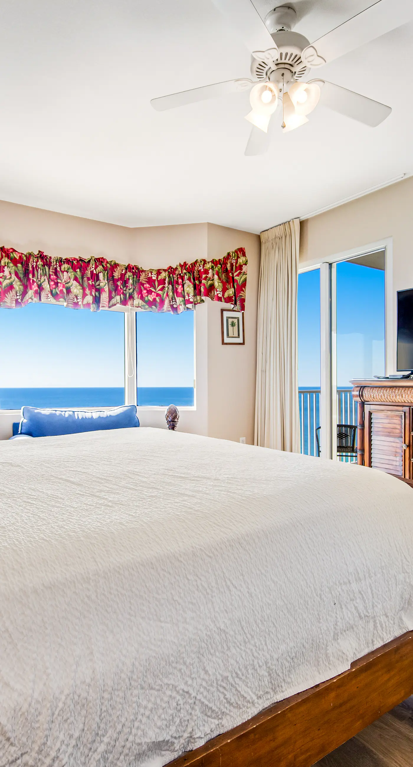 Spacious Gulf front condo w/shared hot tub, pools, gym - close to dining