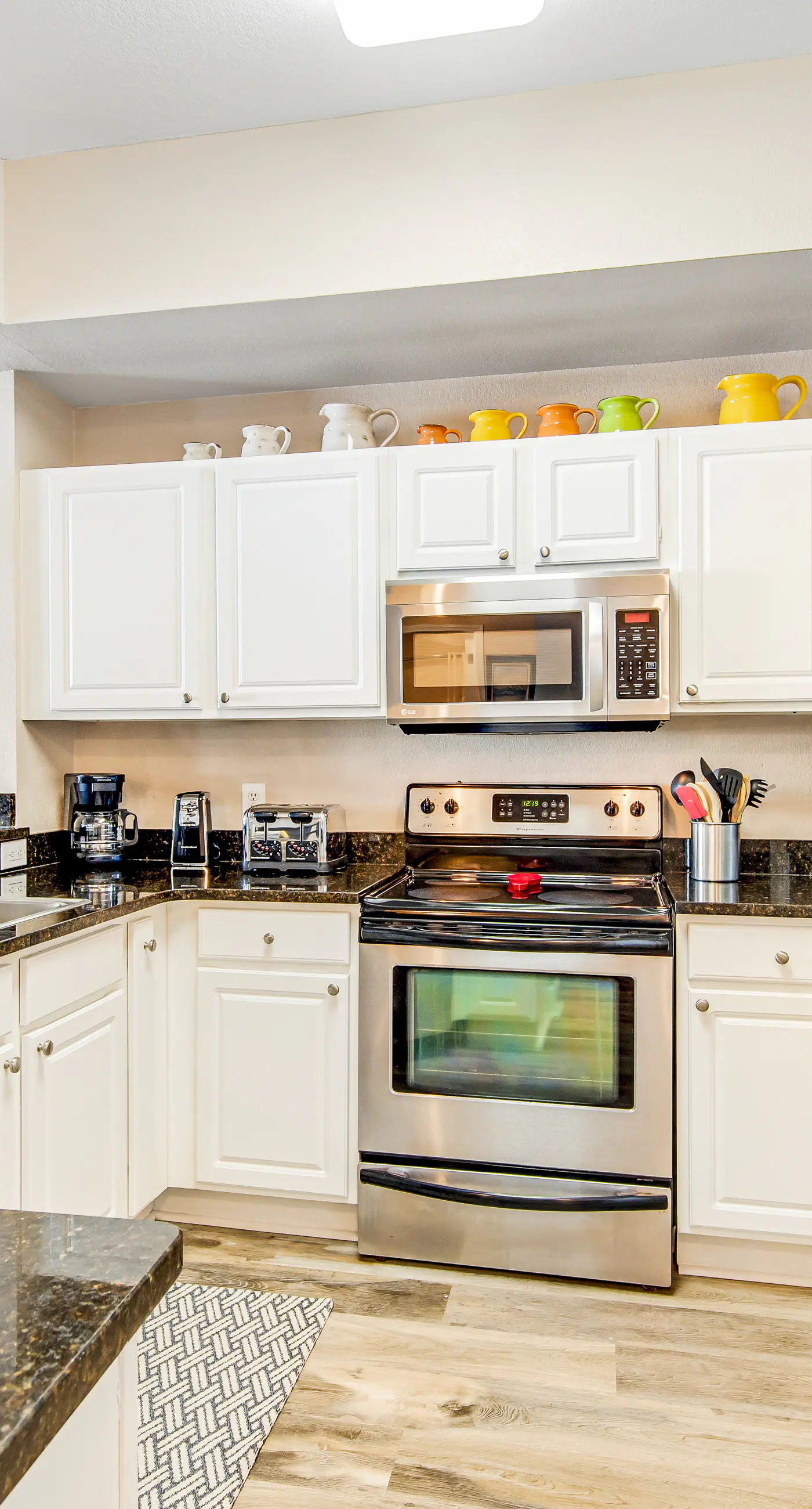 Spacious Gulf front condo w/shared hot tub, pools, gym - close to dining