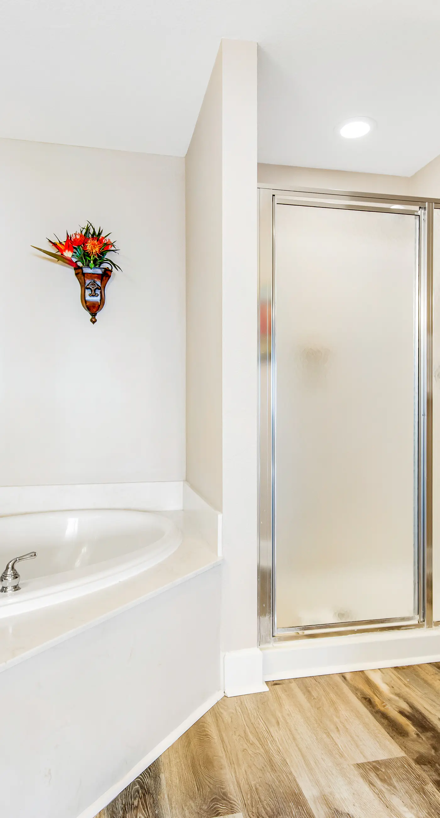 Spacious Gulf front condo w/shared hot tub, pools, gym - close to dining