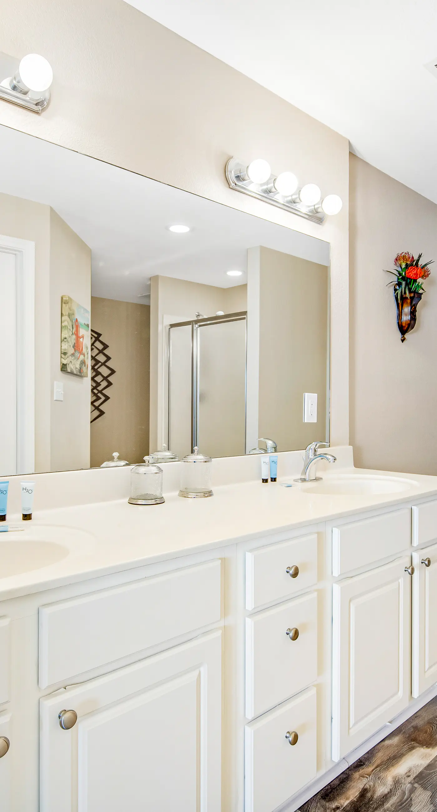 Spacious Gulf front condo w/shared hot tub, pools, gym - close to dining