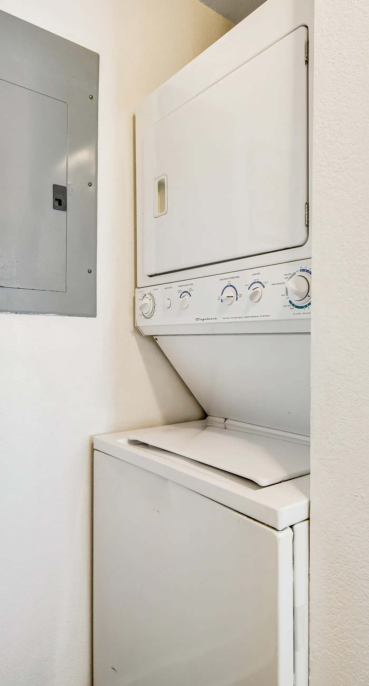 Spacious Gulf front condo w/shared hot tub, pools, gym - close to dining