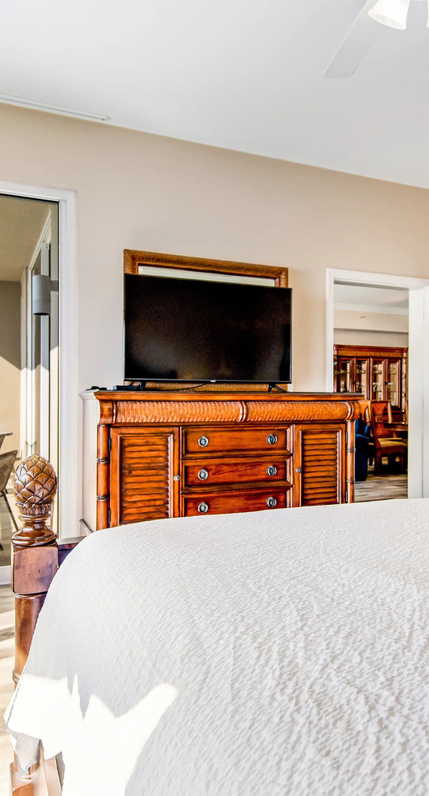 Spacious Gulf front condo w/shared hot tub, pools, gym - close to dining