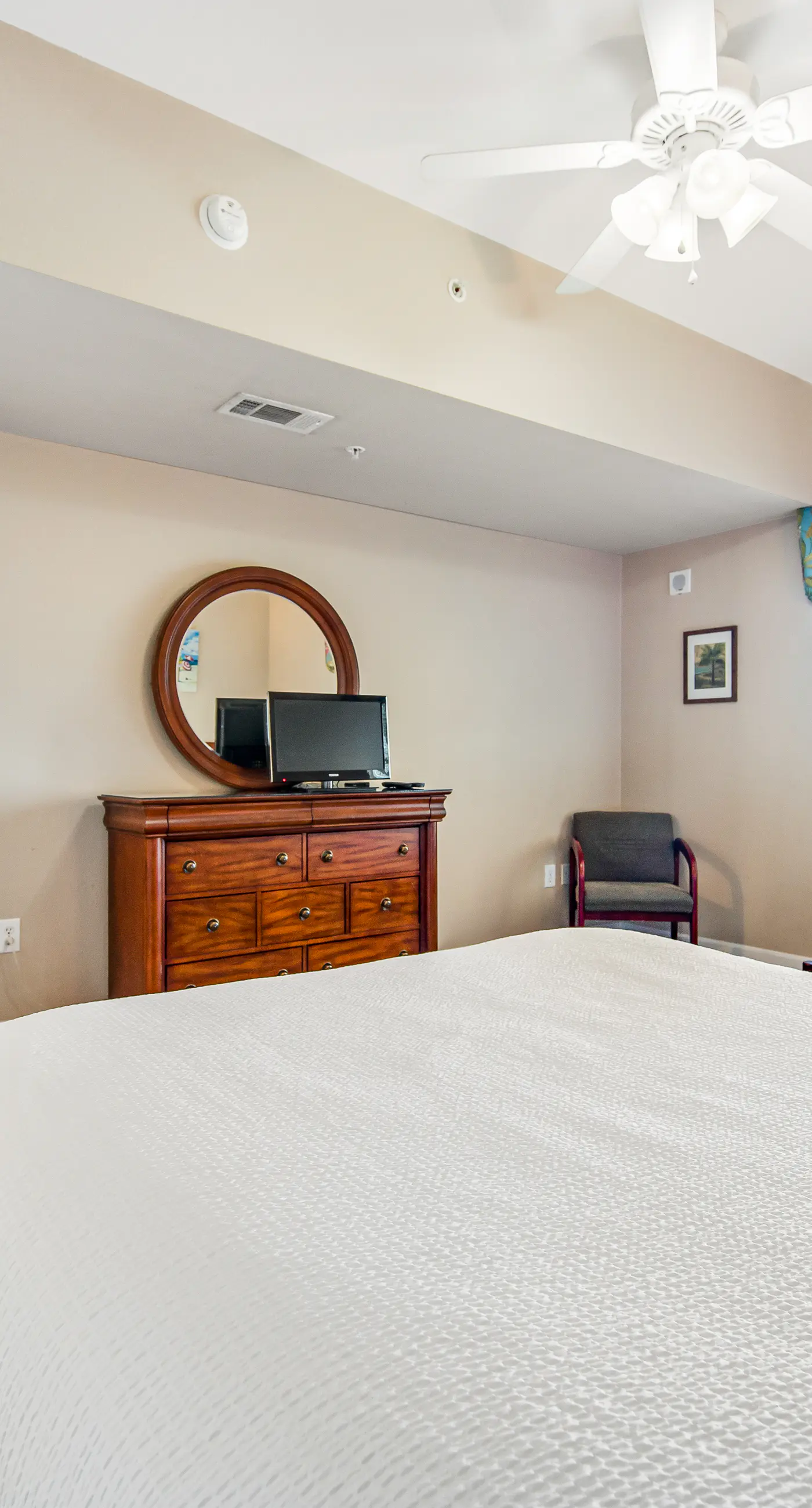 Spacious Gulf front condo w/shared hot tub, pools, gym - close to dining