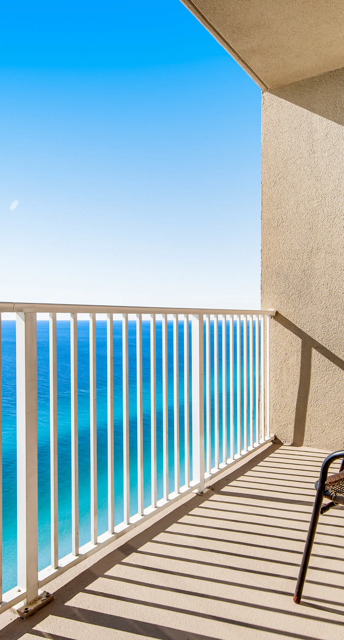 Spacious Gulf front condo w/shared hot tub, pools, gym - close to dining